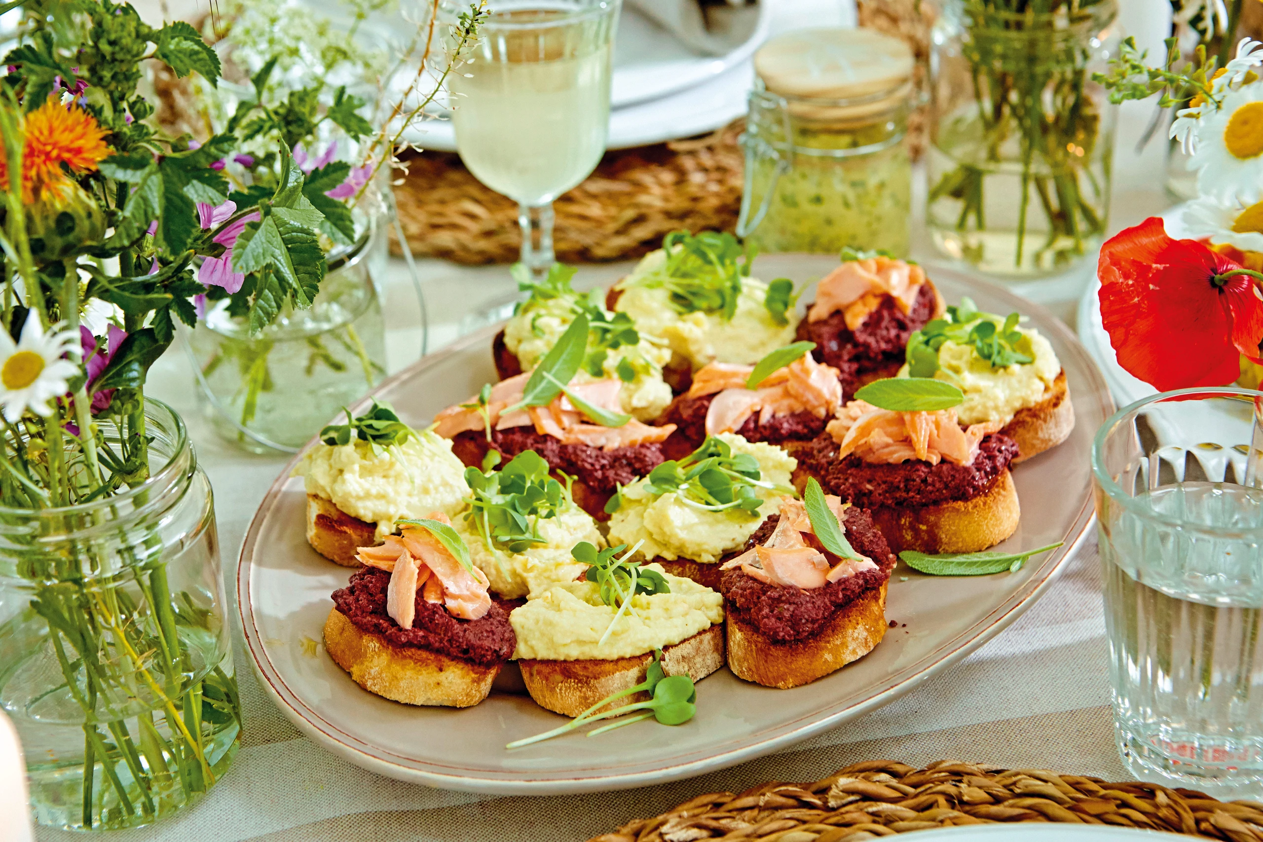 Crostini mit Topinambur, Avocado-Tatar und Paprikasalsa