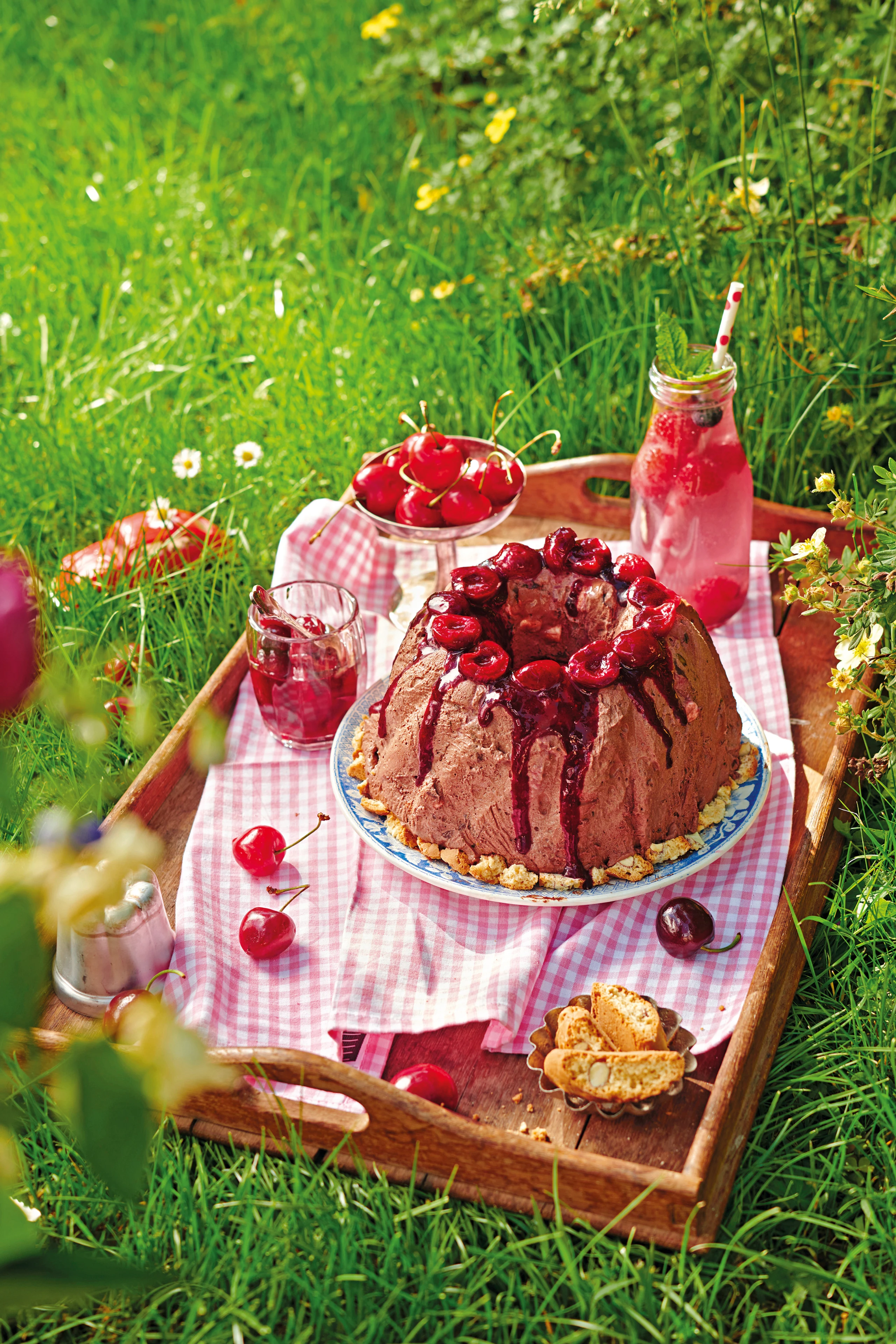 Schokomousse-Eisbombe mit warmen Kirschen