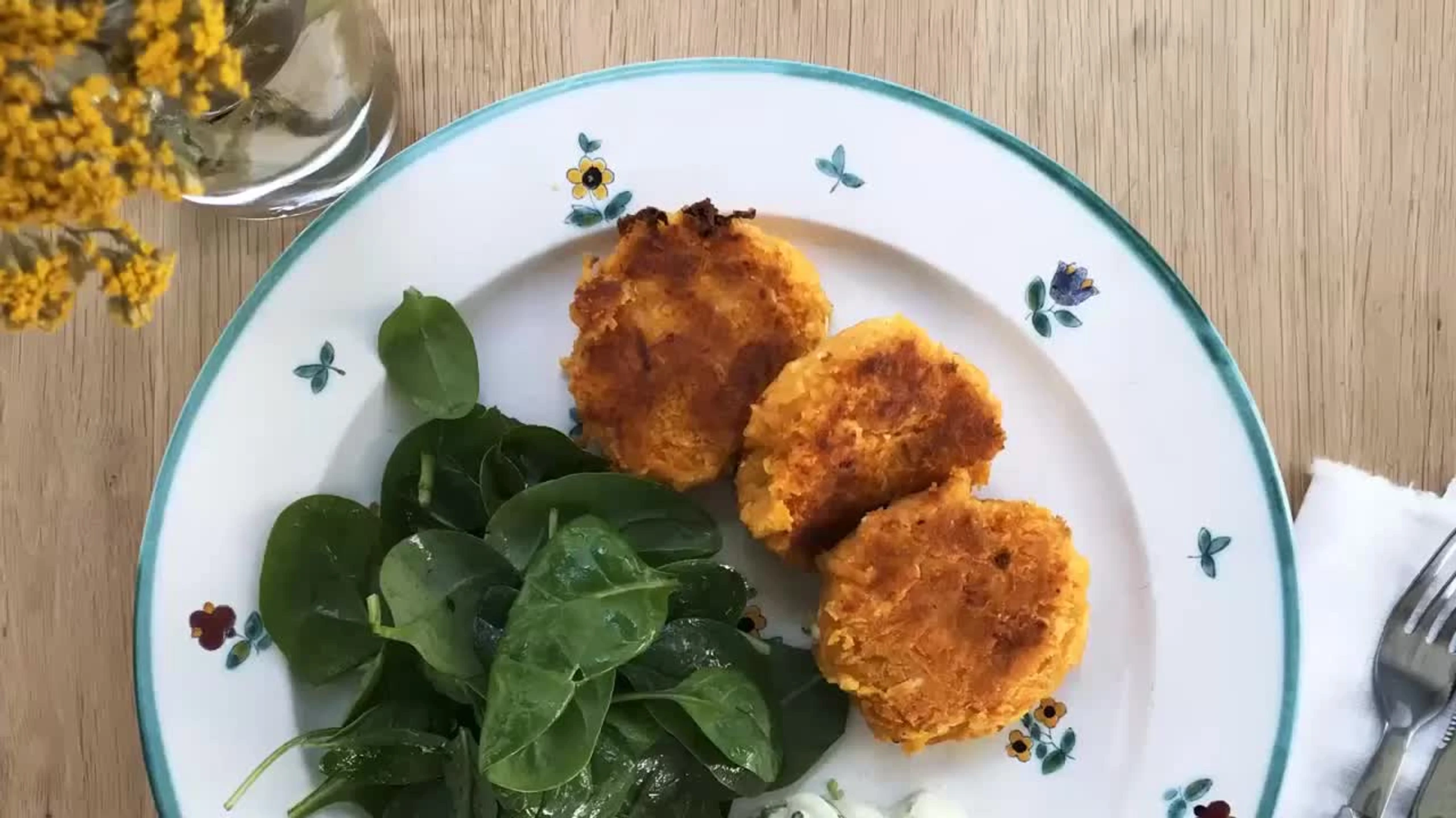 Süßkartoffel-Laibchen mit Kernöljoghurt