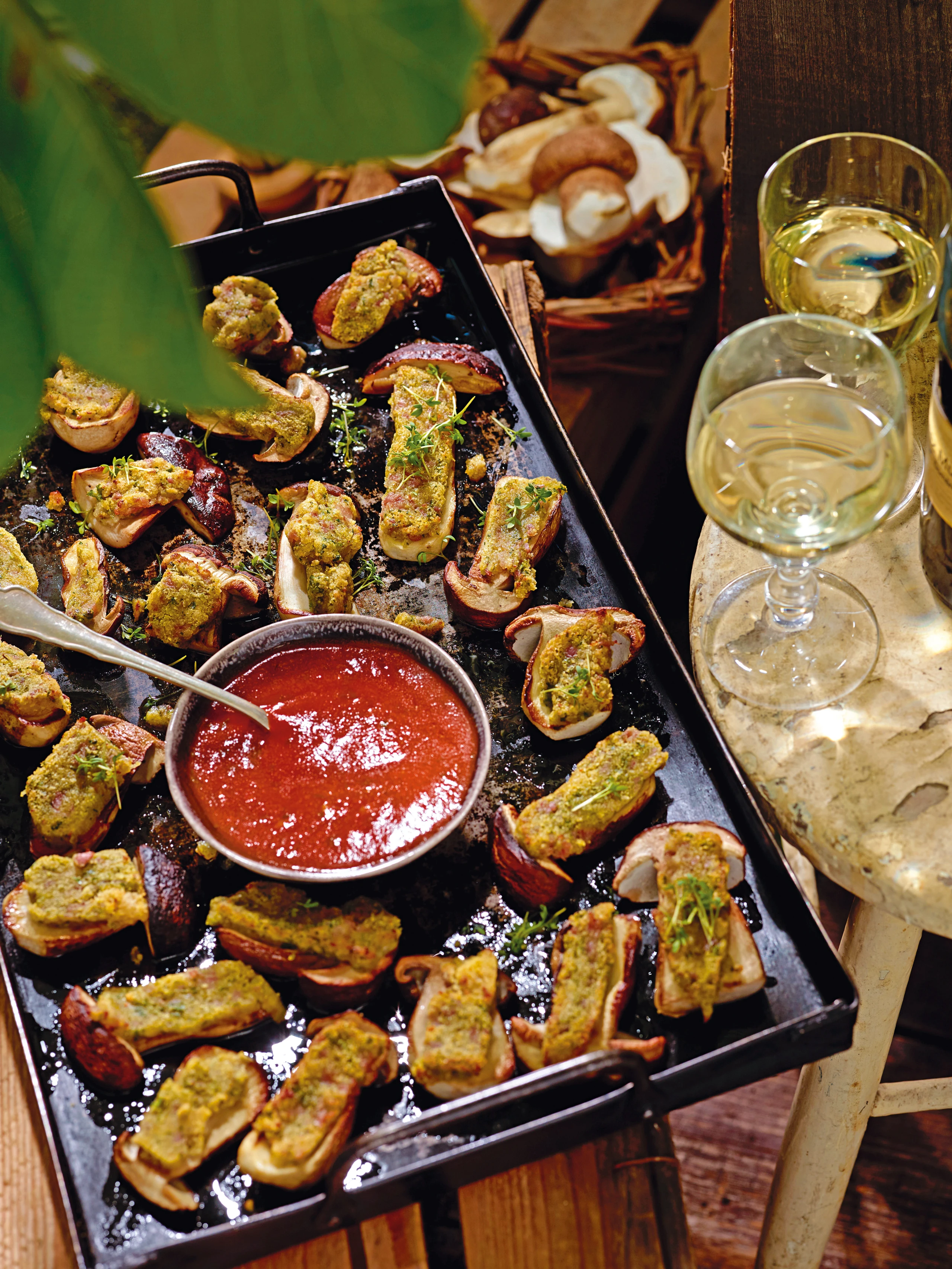 Steinpilze mit Prosciutto-Pignolikruste und Paradeisfond