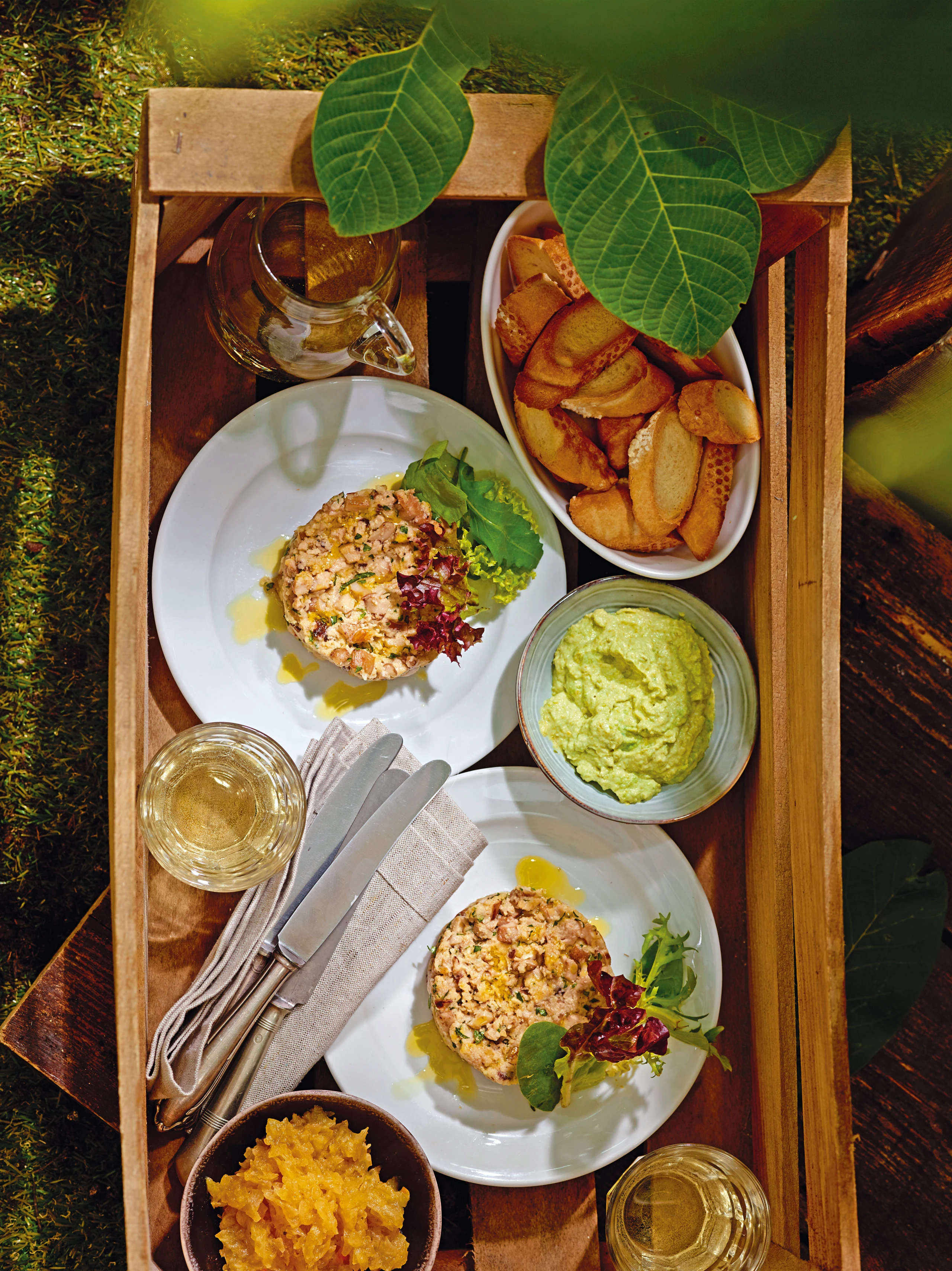 Steinpilztatar mit Honigzwiebeln und Erbsencreme