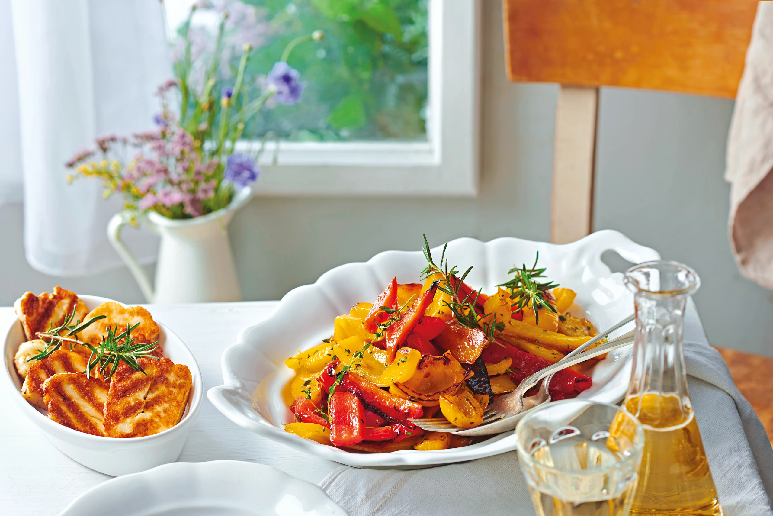 Paprika mit Kräutermarinade und Halloumi