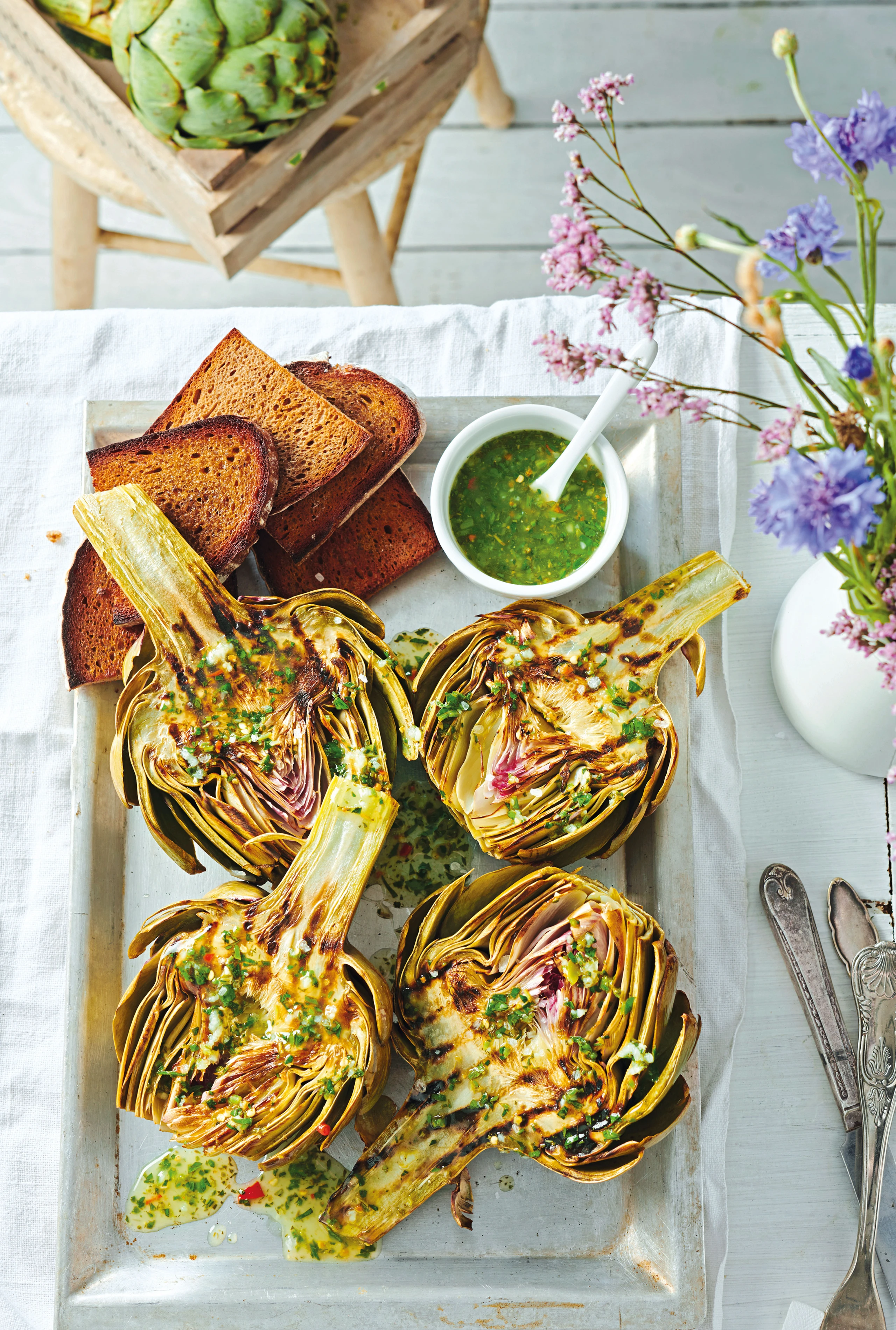 Gegrillte Artischocken mit Zitronen-Kräuterfond