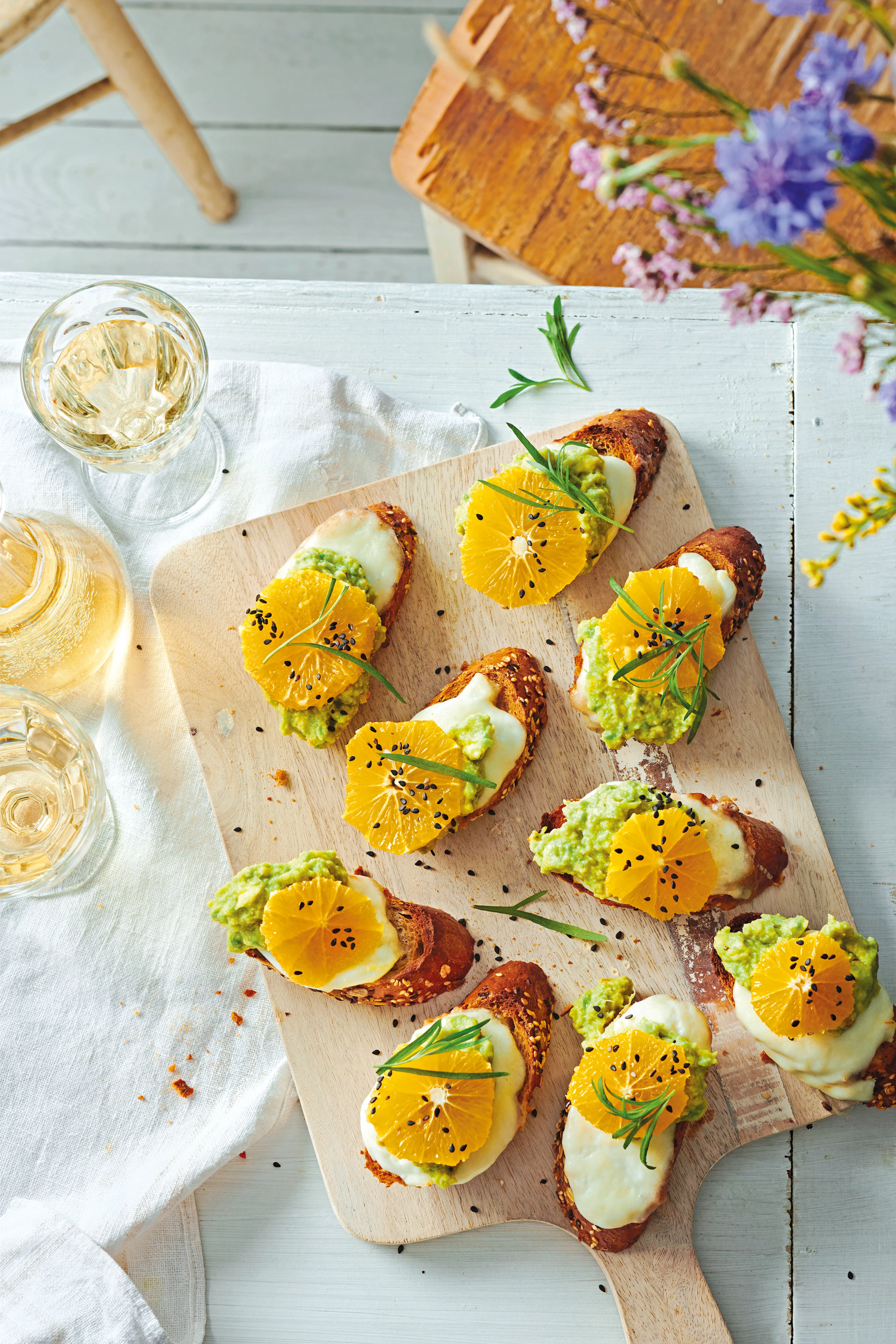 Knusperbrot mit Avocado und Mozzarella