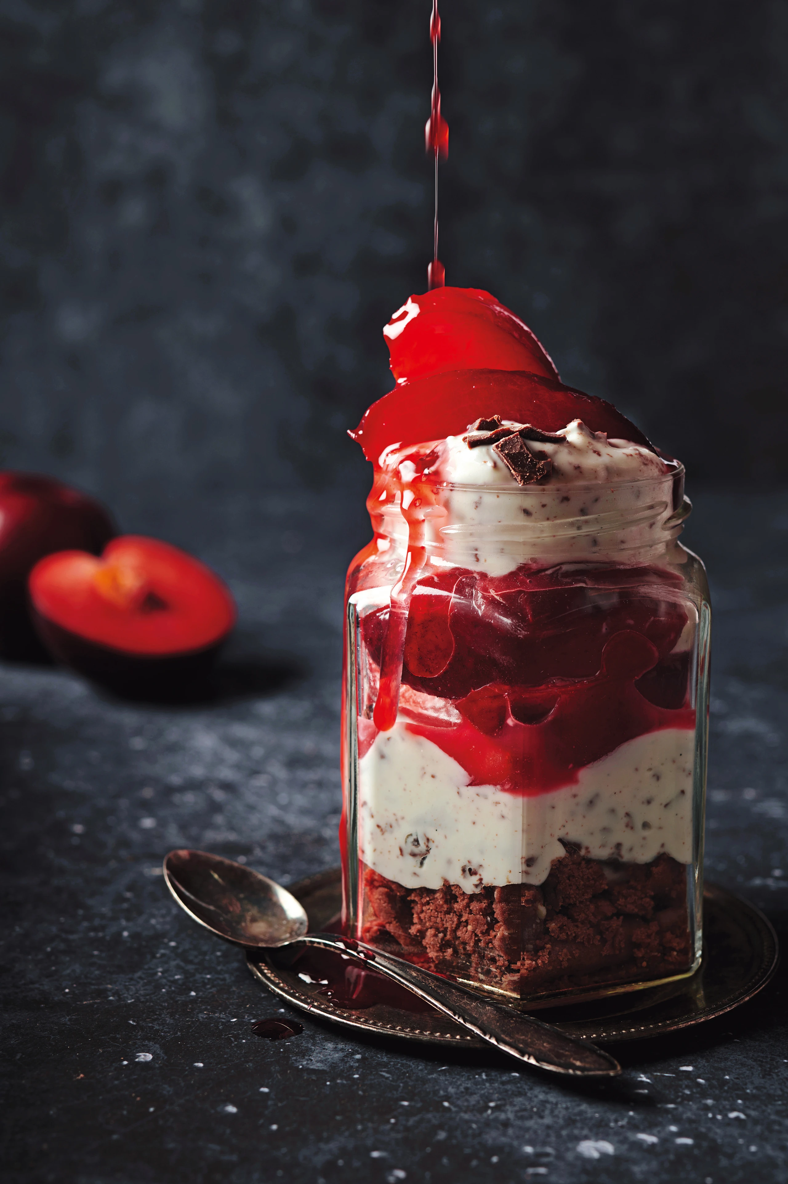 Stracciatella-Creme mit warmen Pflaumen