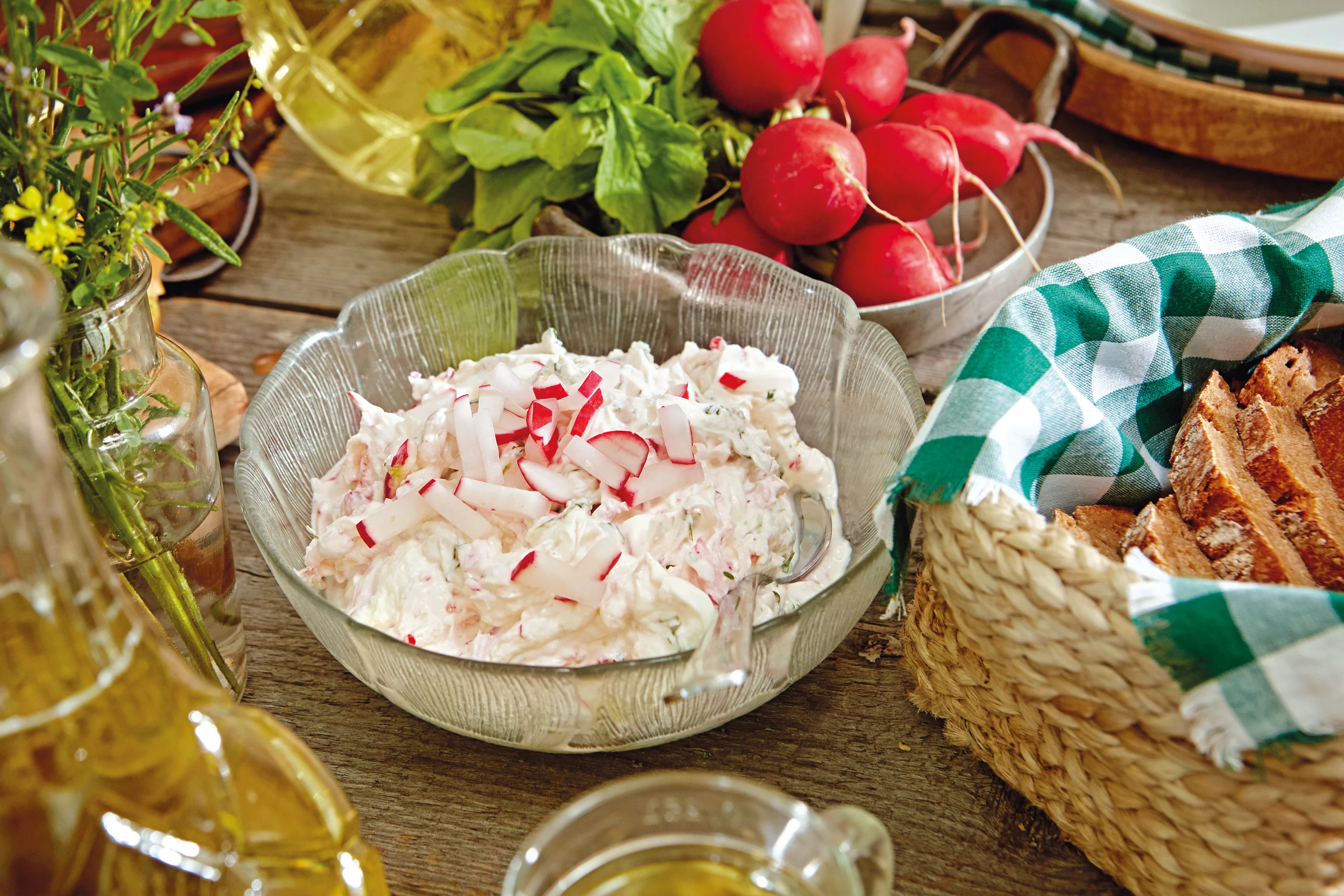 Kräuteraufstrich mit Radieschen