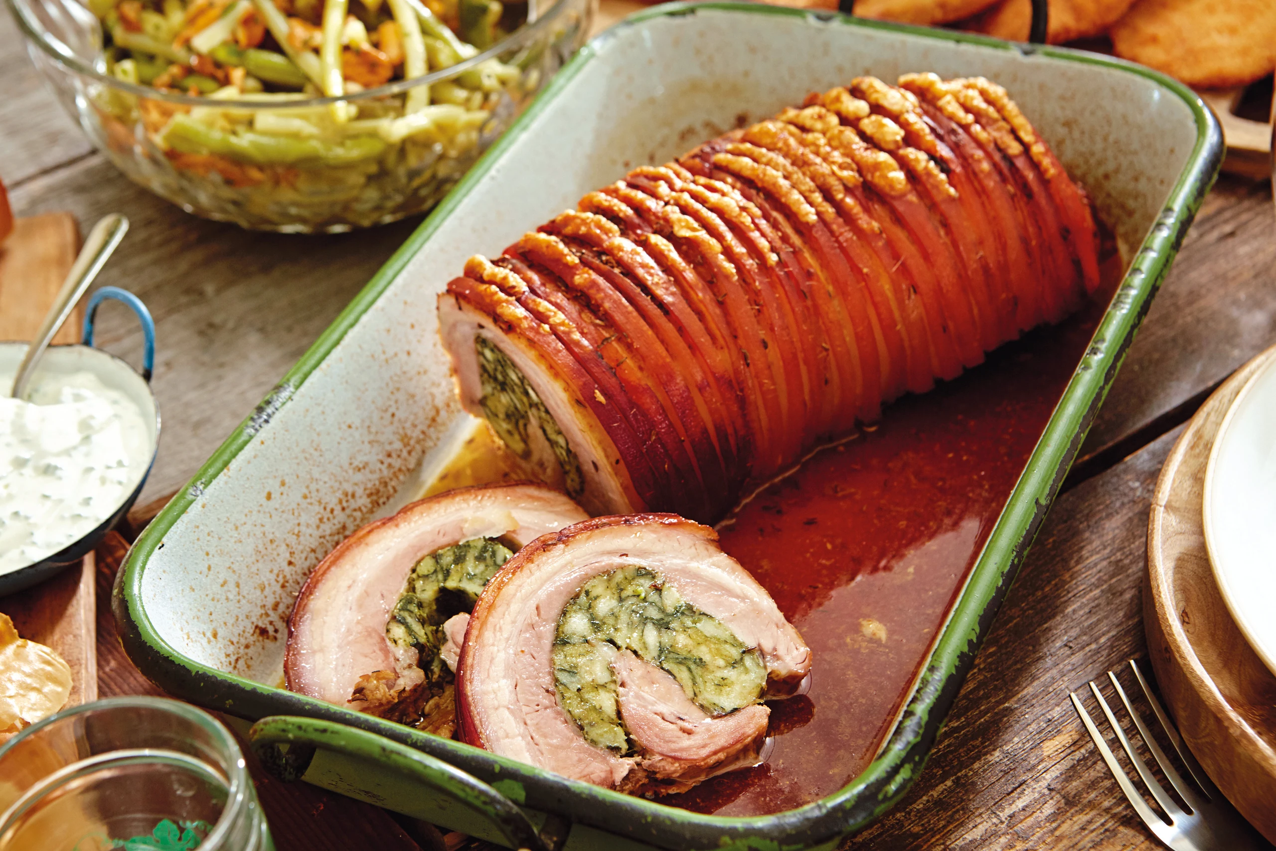 Knuspriger Rollbraten mit Spinatfülle