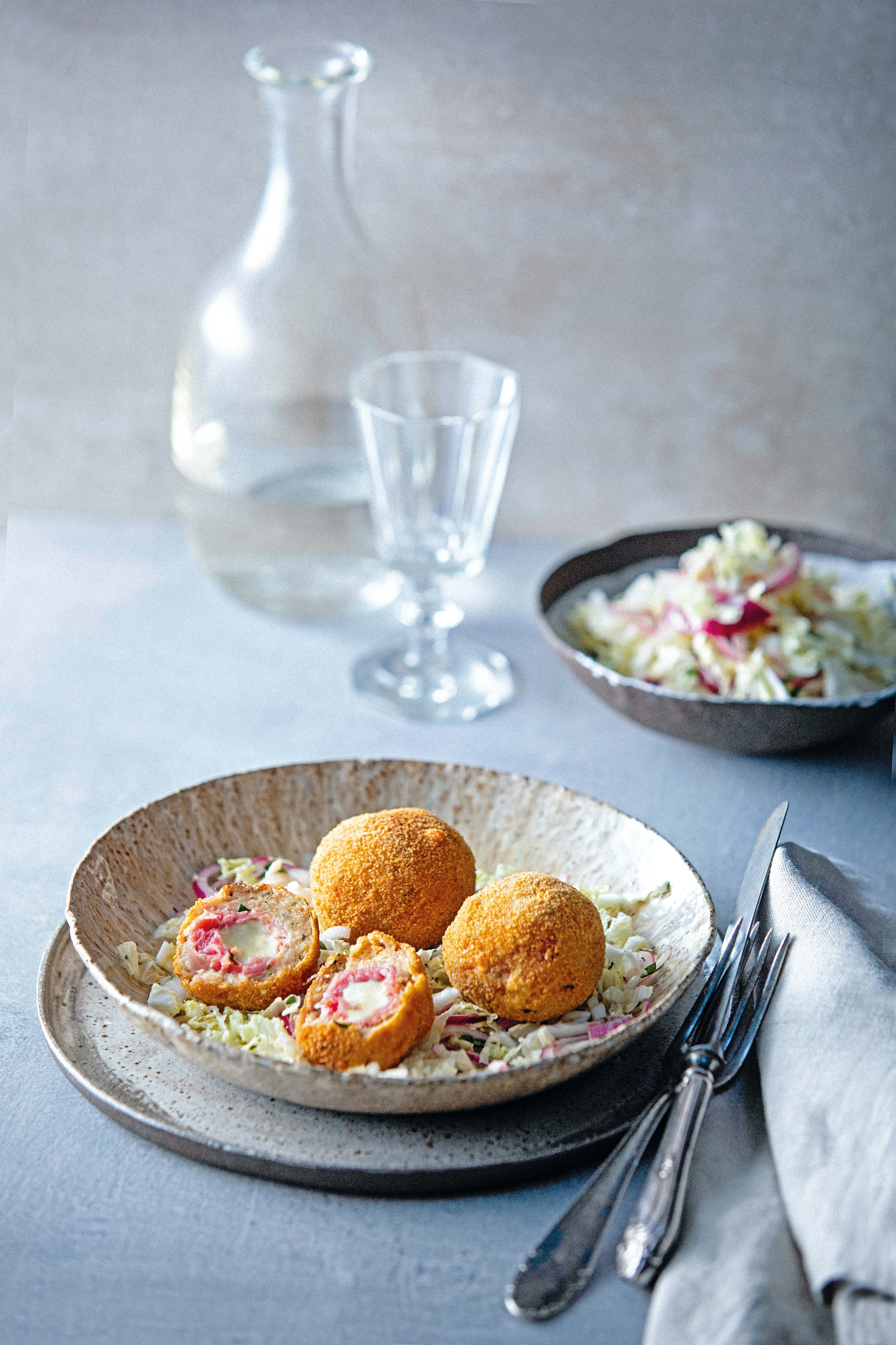 Hühnerbällchen mit Schinken-Käsefülle und Chinakohlsalat