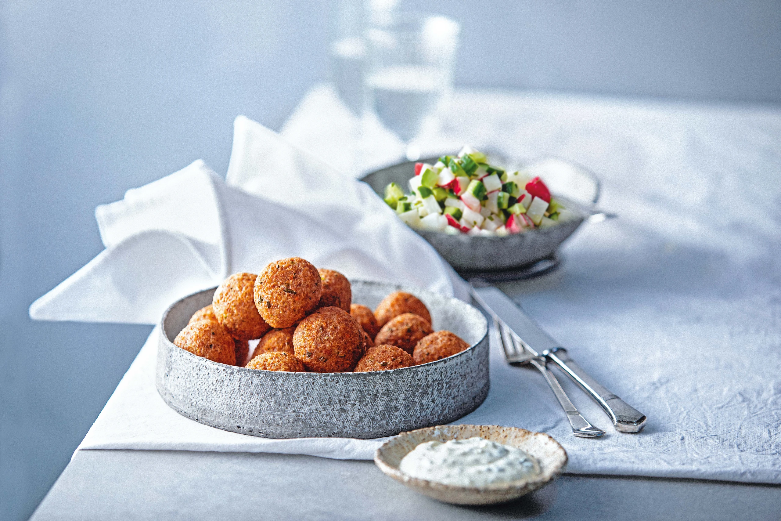 Bulgur-Bällchen mit Knoblauchdip und Gurken-Rettich-Radieschensalat