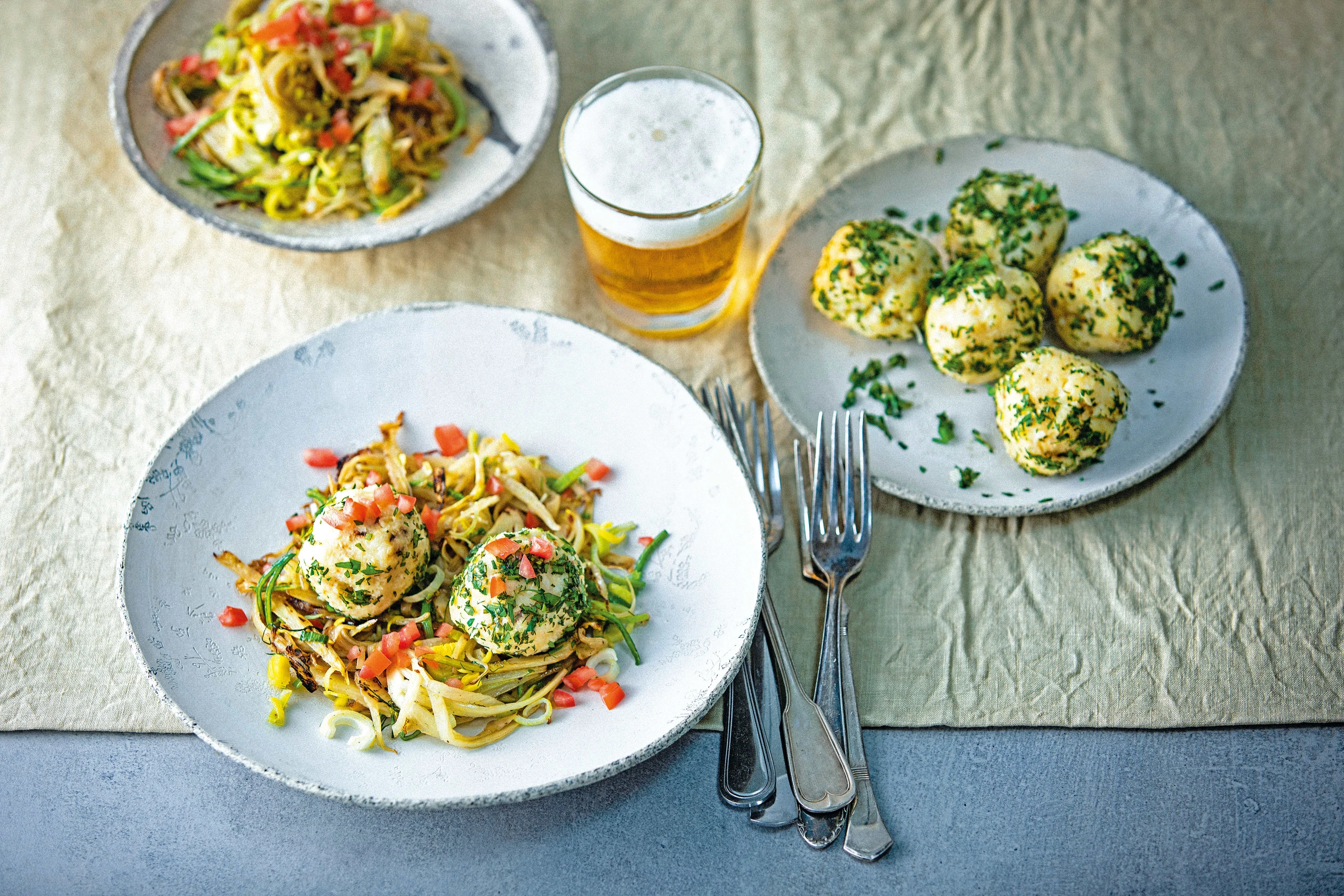 Parmesan-Karfiolbällchen mit Fenchel-Lauchgemüse