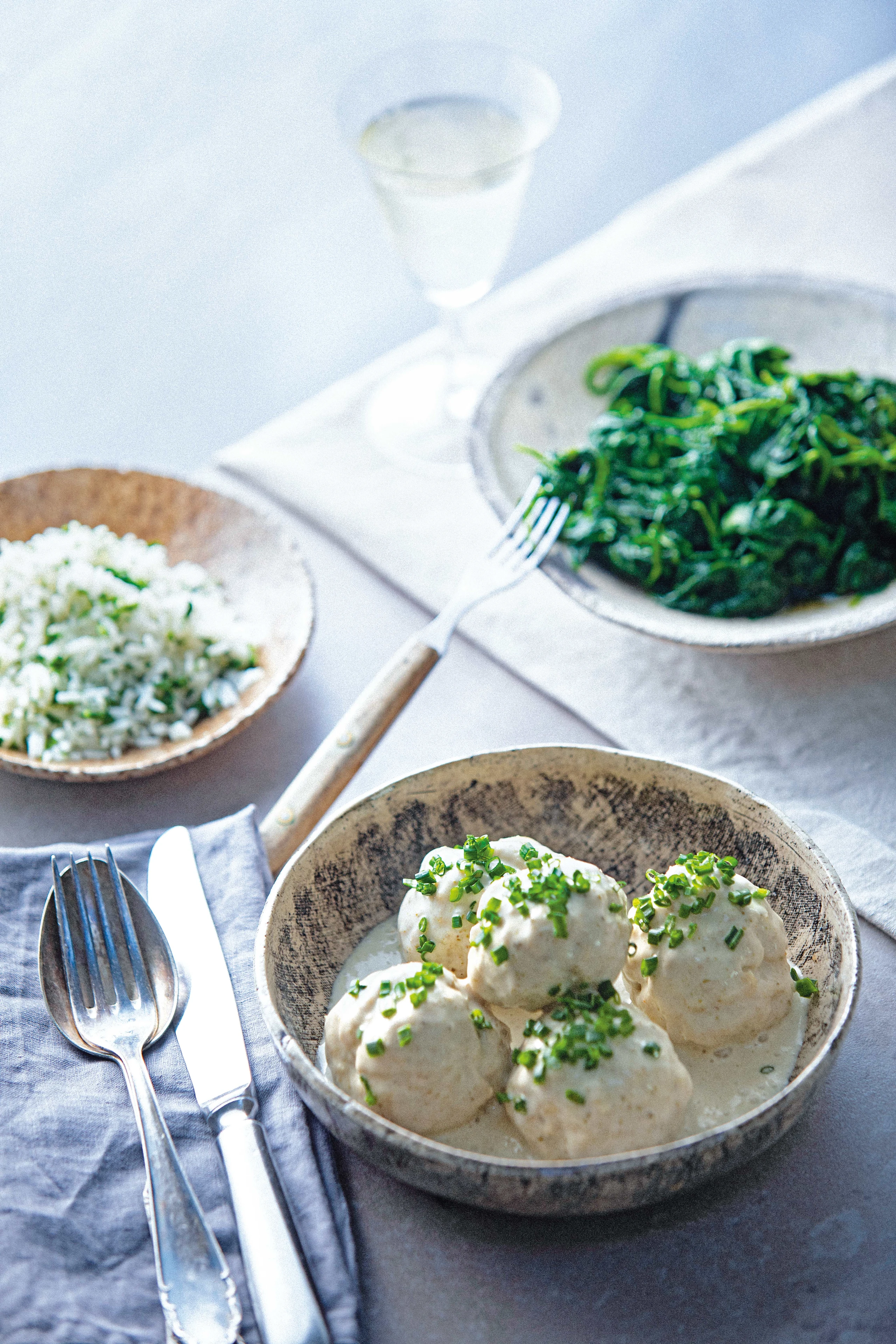 Fleischbällchen mit Kapernsauce und Blattspinat