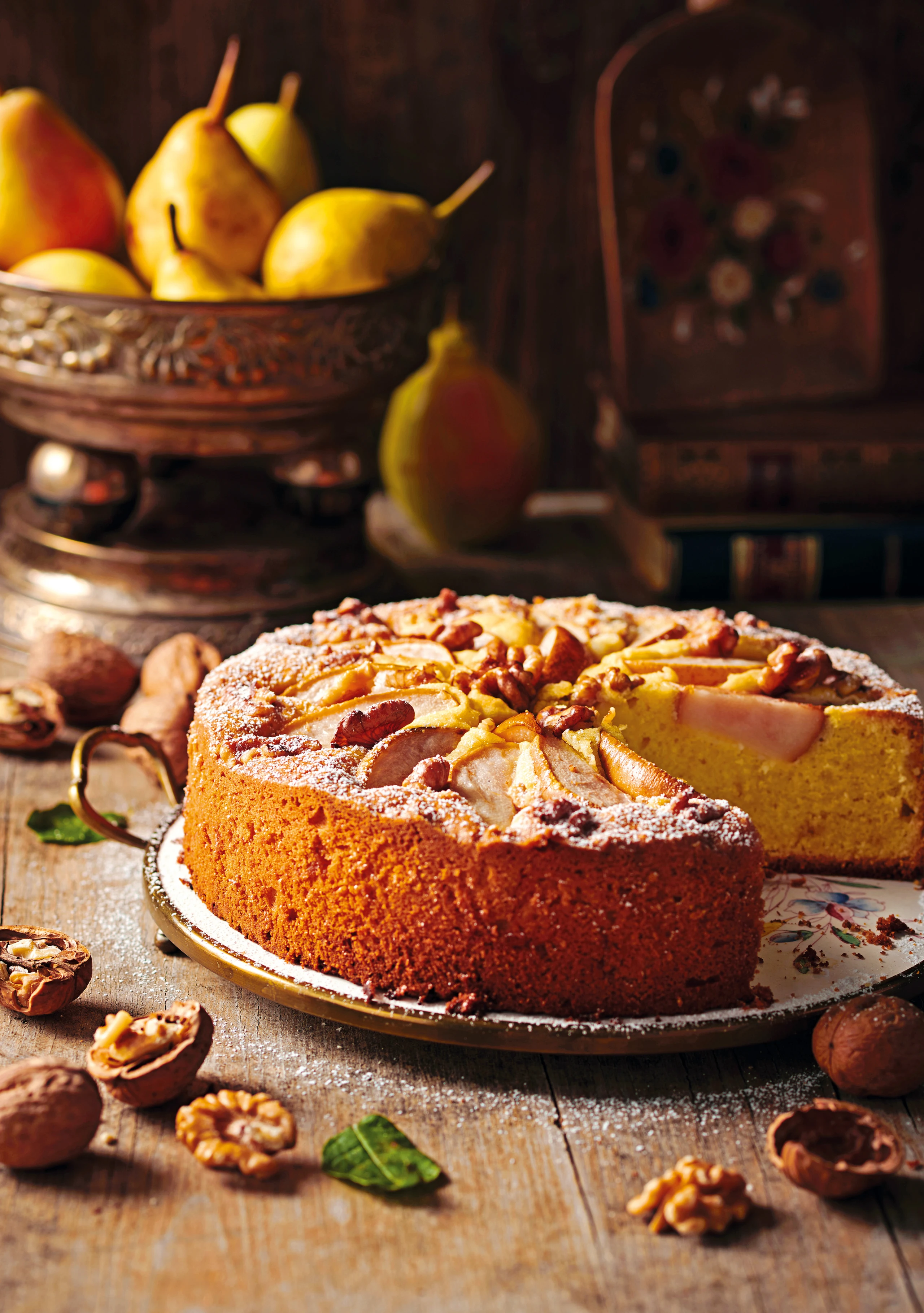 Birnenkuchen mit Marzipan und Walnüssen