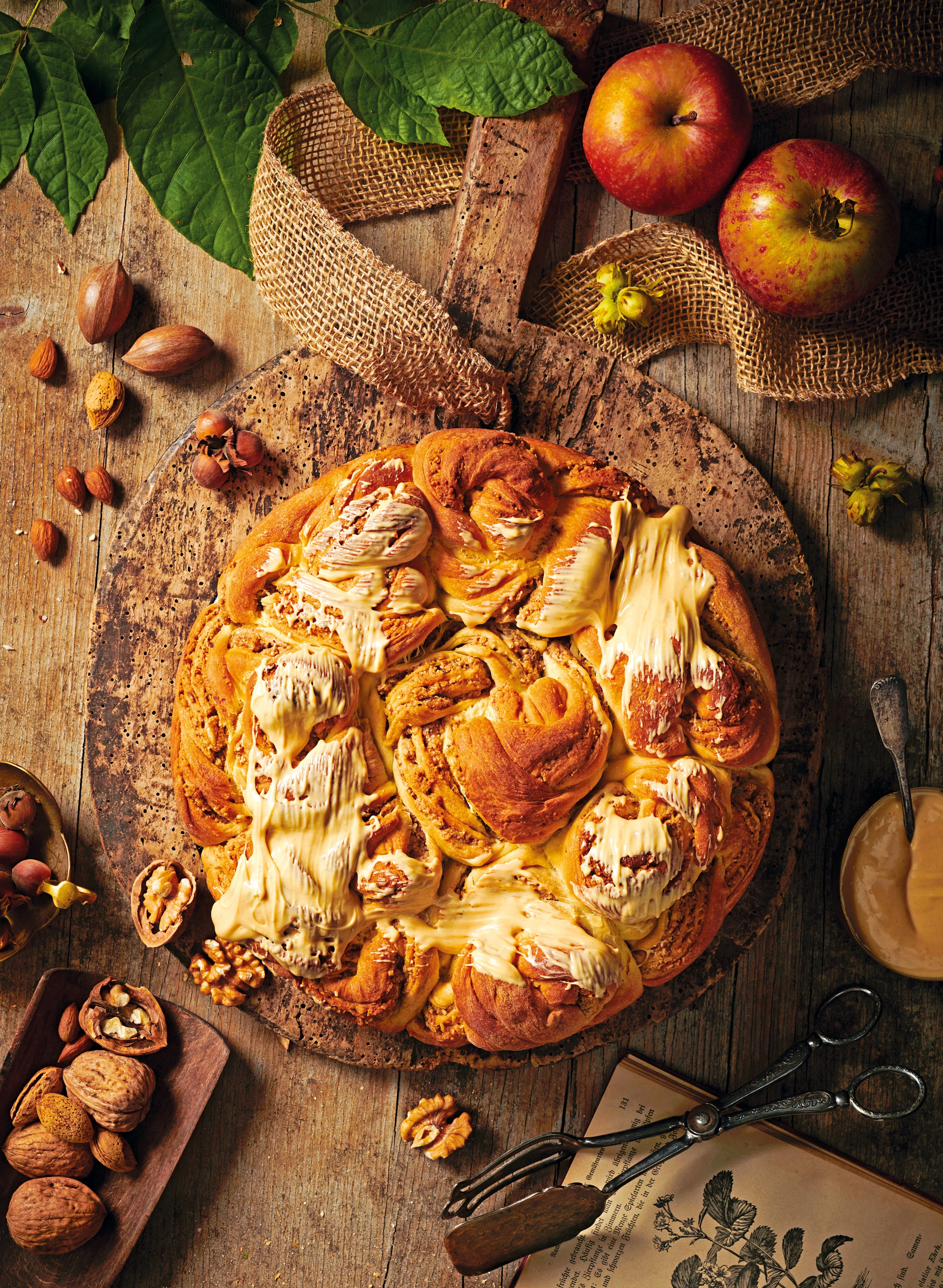 Mandelbrioche mit weißer Schokoglasur