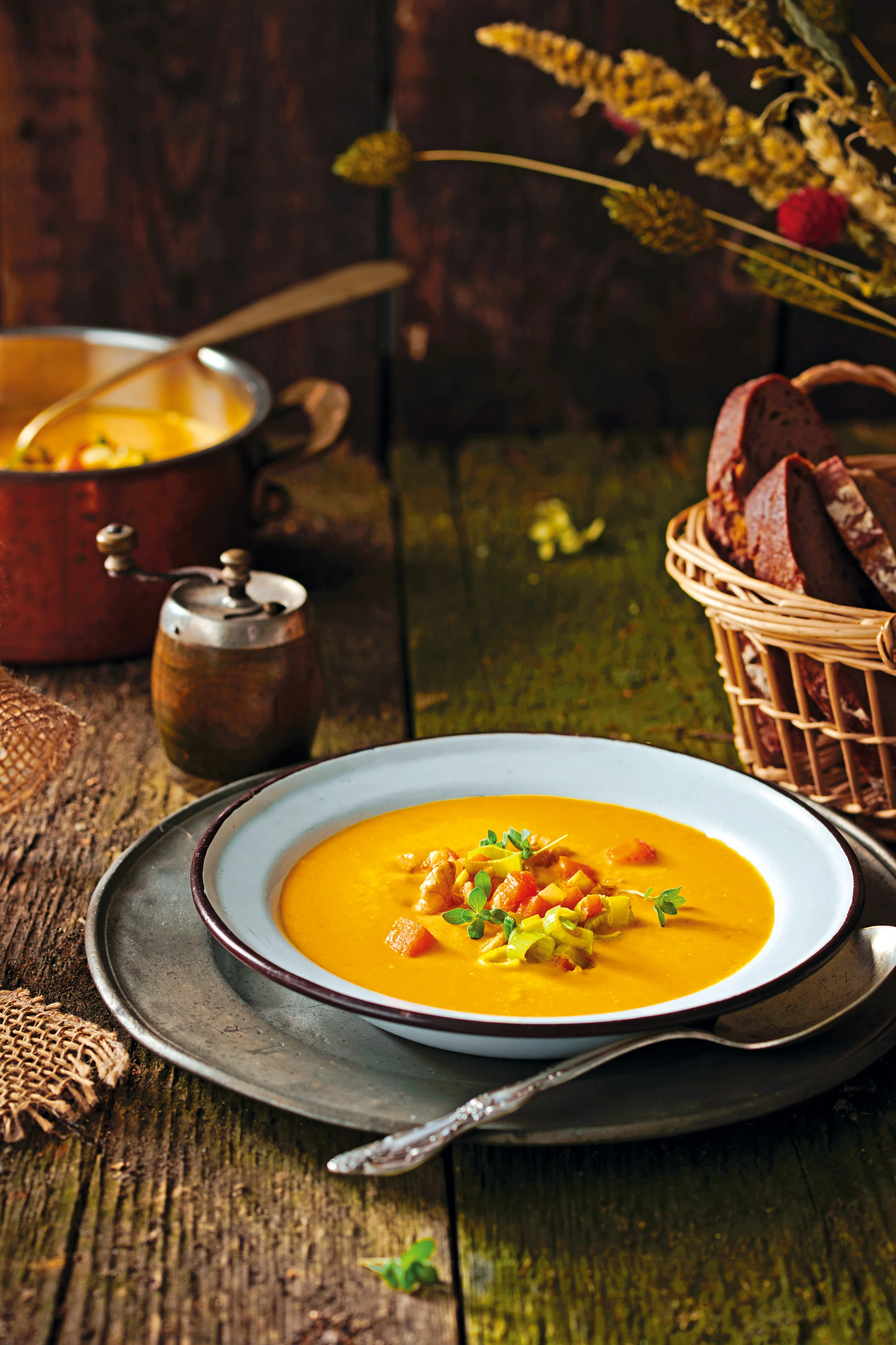 Kürbis-Orangensuppe mit Walnüssen