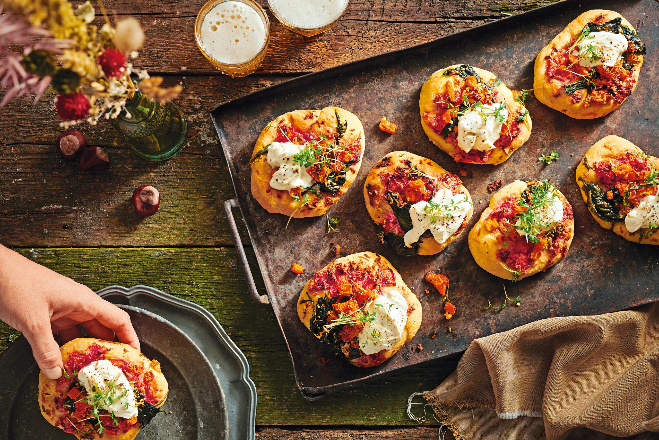 Mini-Kürbispizzen mit Roten Rüben und Spinat