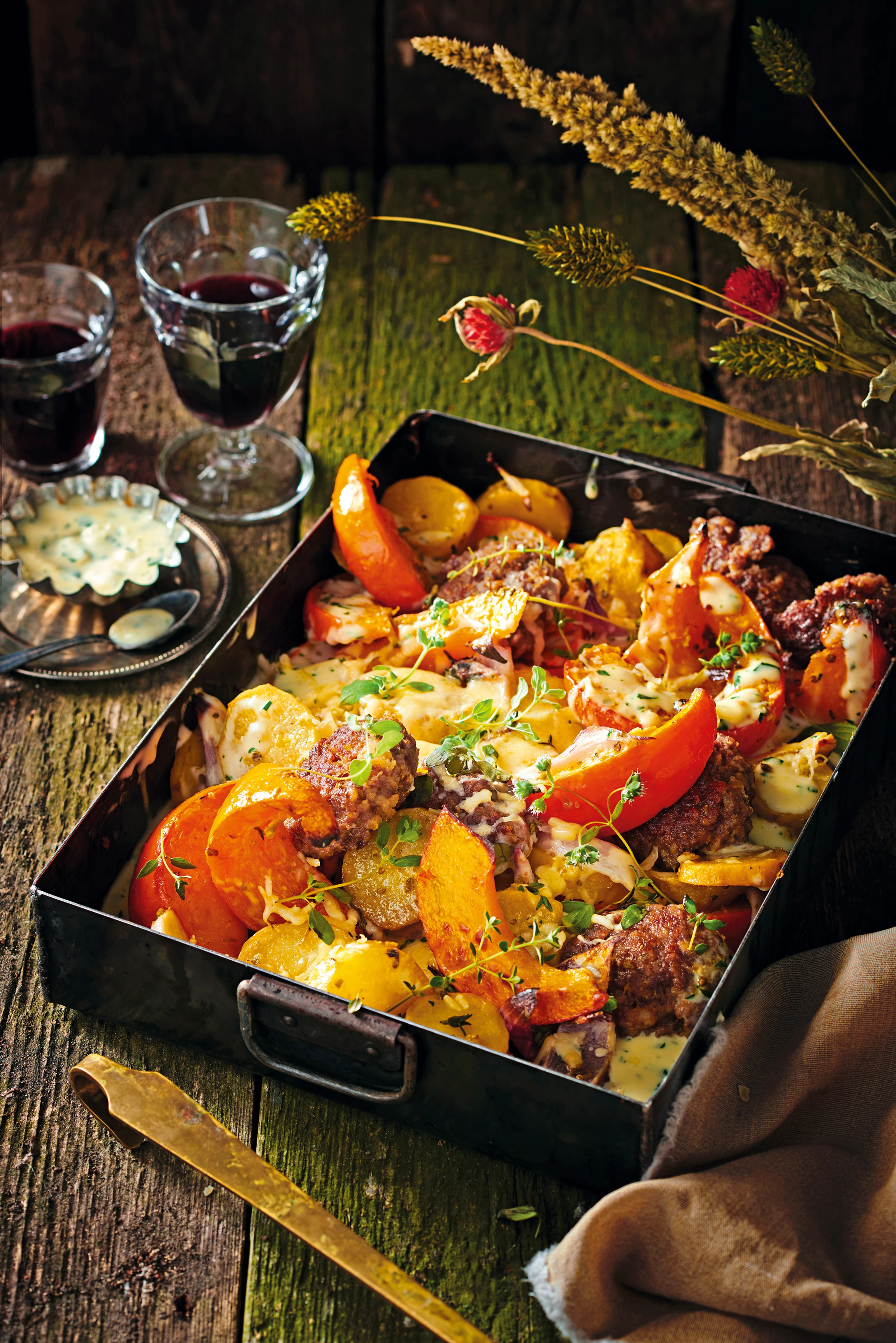 Kürbisgemüse mit Fleischbällchen und Kräutersauce