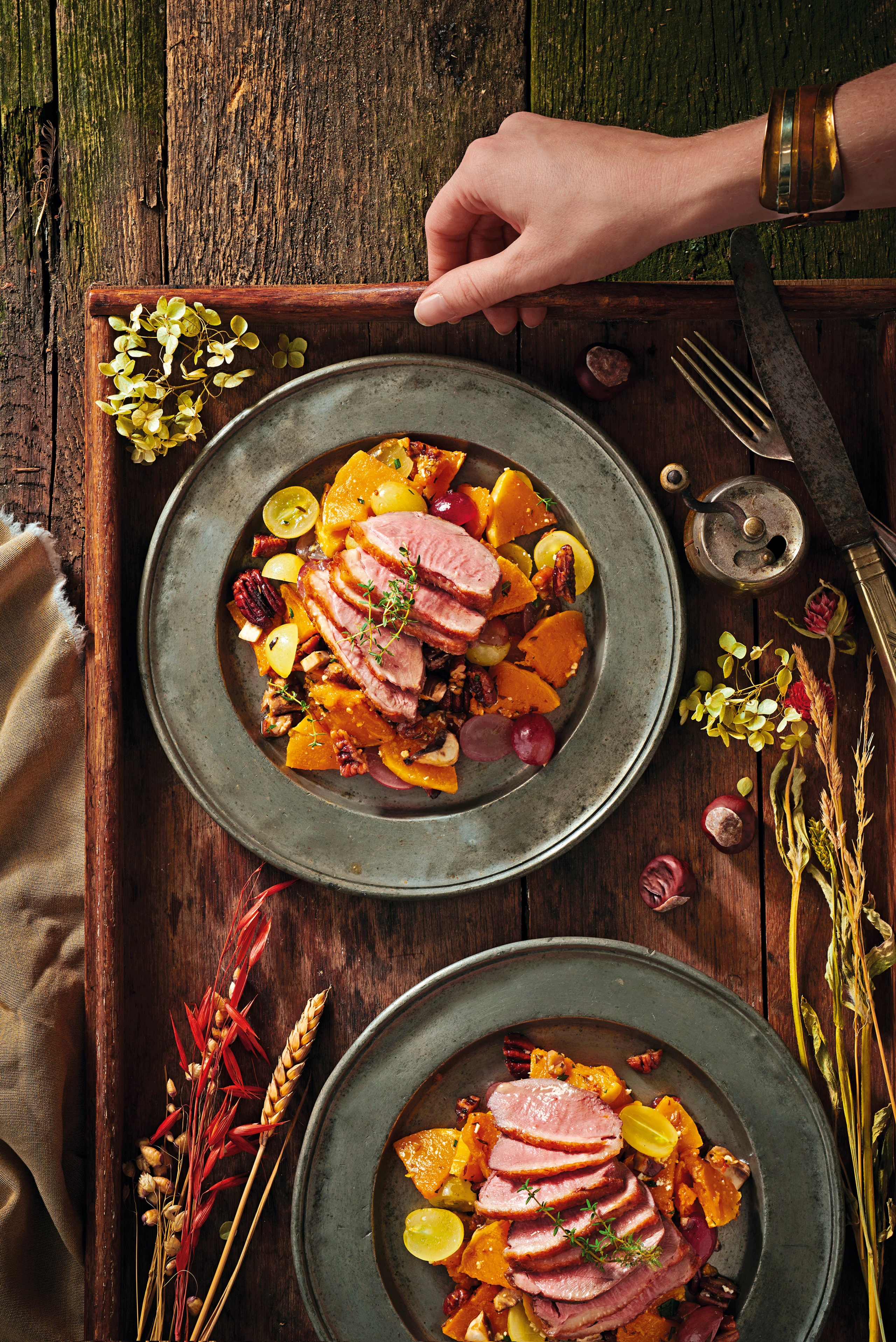 Entenbrust mit Kürbis-Champignonsalat und Trauben