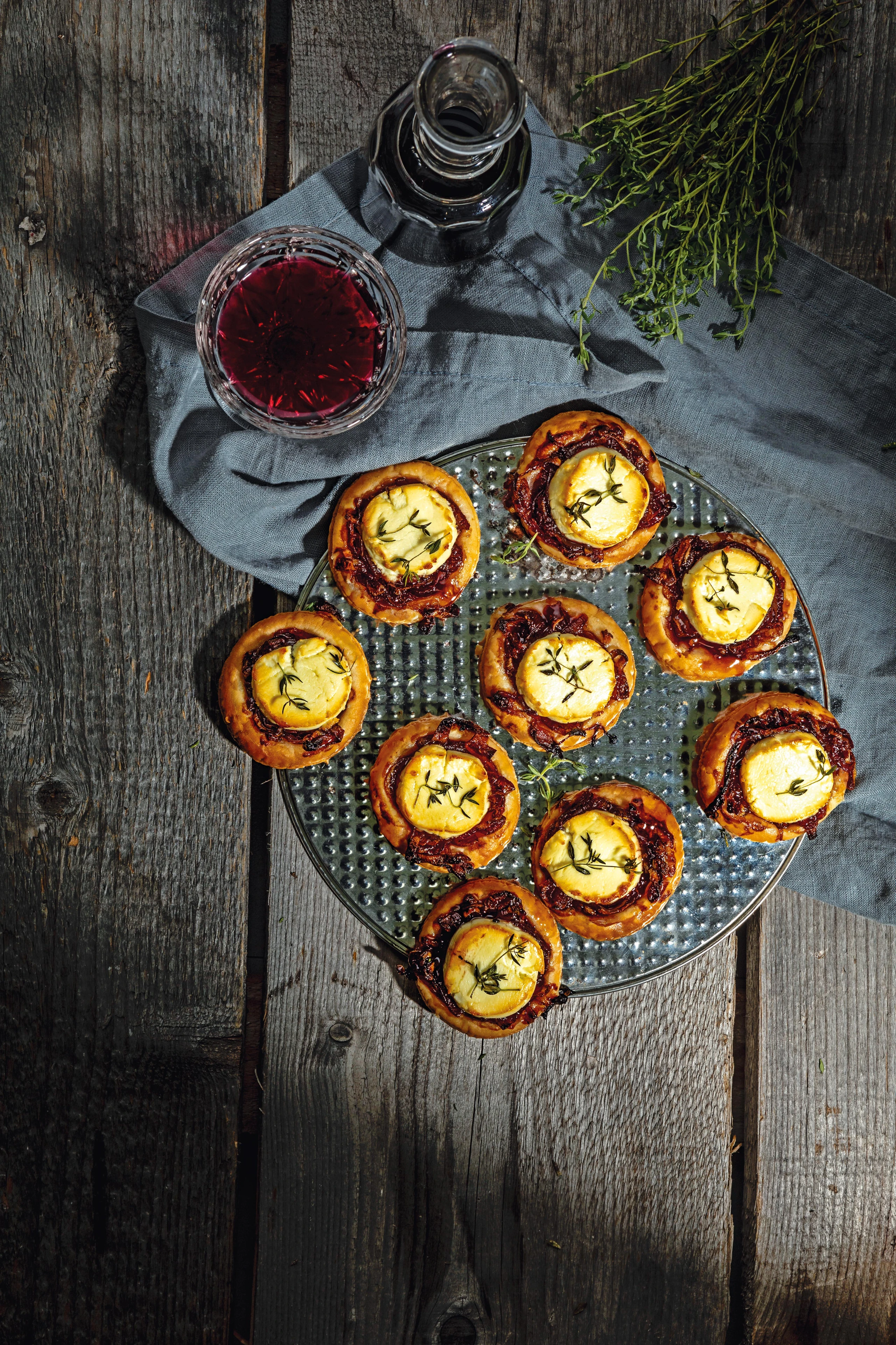 Gratinierte Tartelettes mit Rotweinzwiebeln