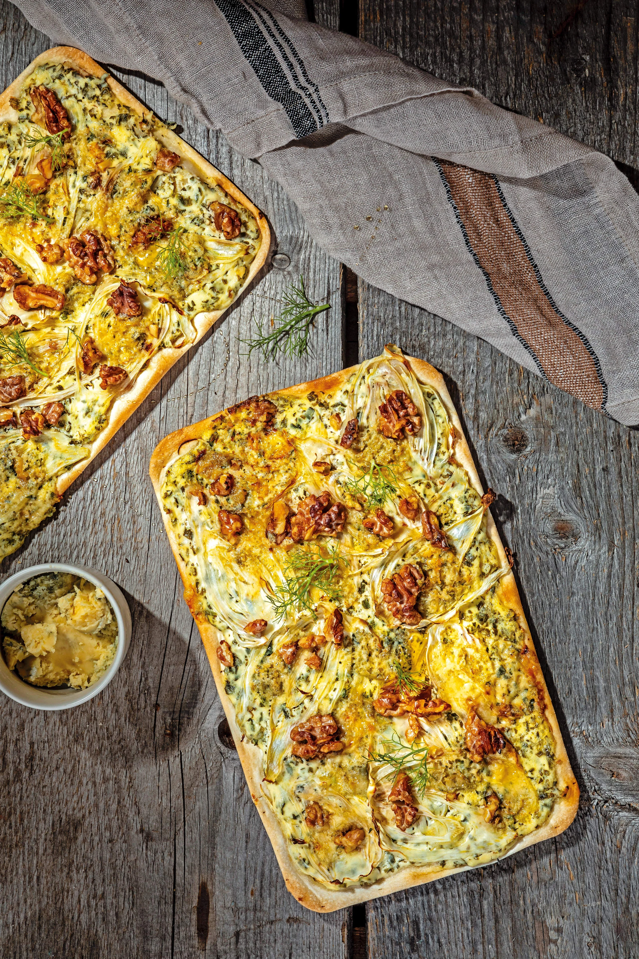 Flammkuchen mit Fenchel und Nüssen
