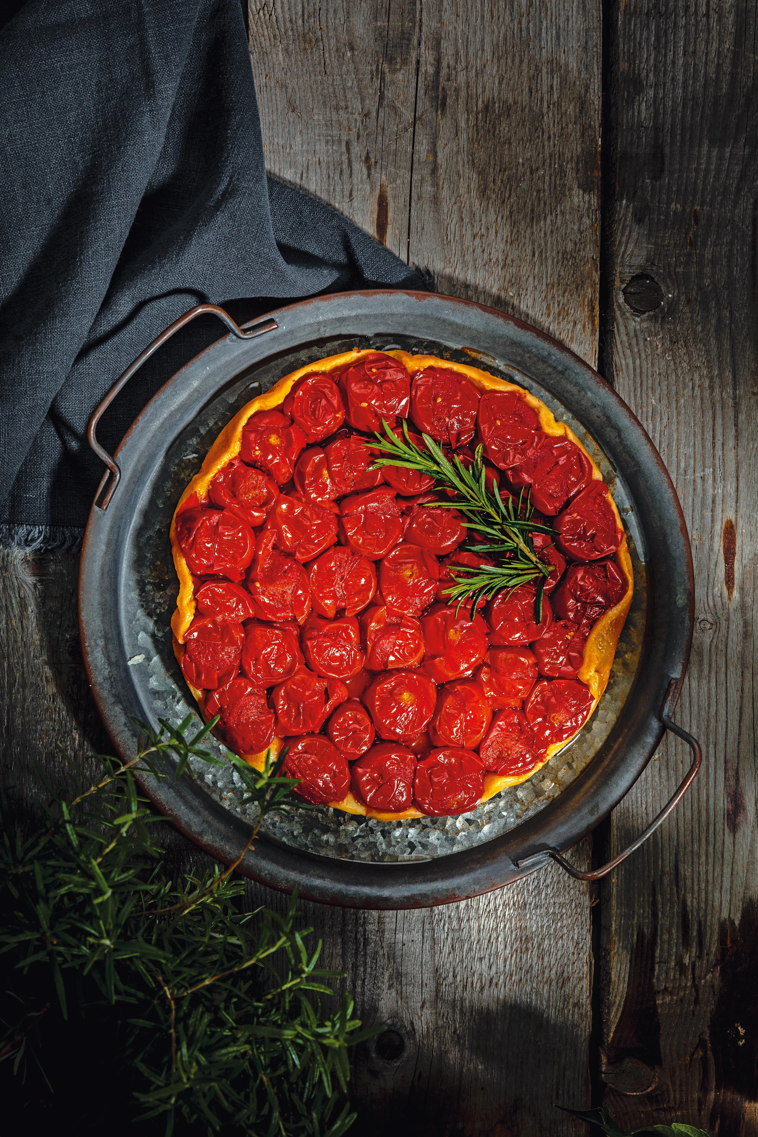 Tarte Tatin mit Paradeisern und Rosmarin