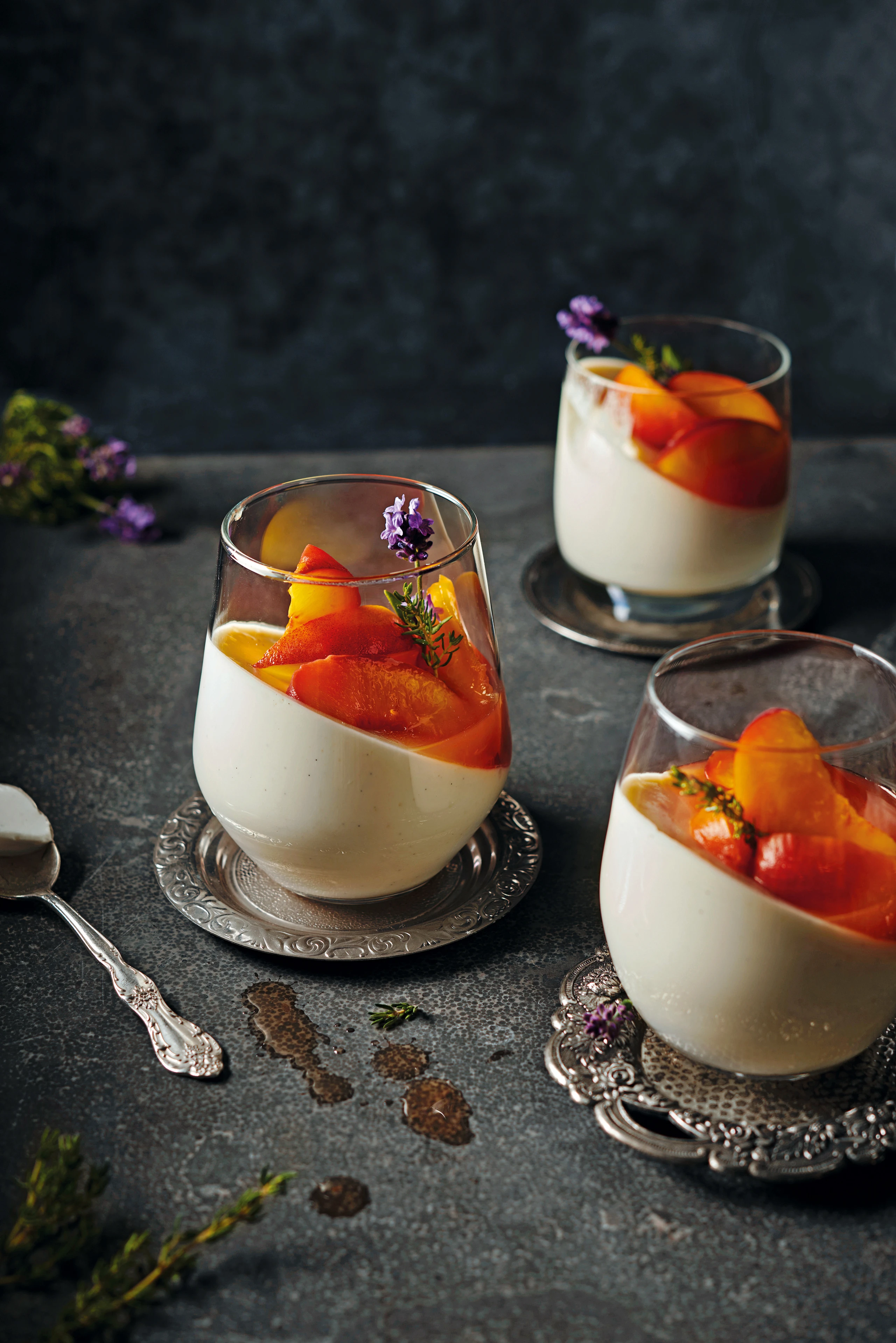 Joghurt-Panna-Cotta mit Pfirsichen