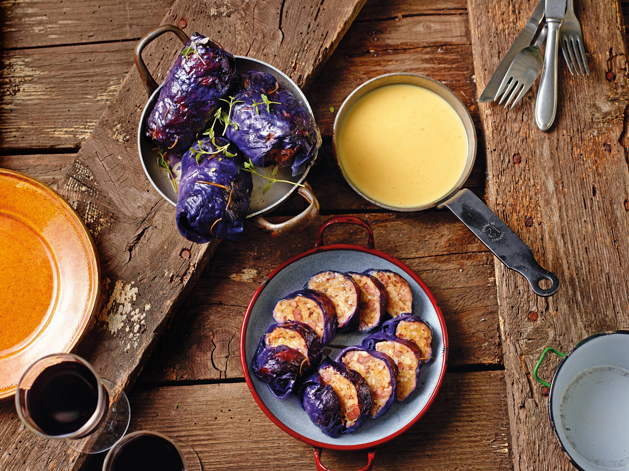 Rotkrautröllchen mit Ganslfülle und Apfelsauce