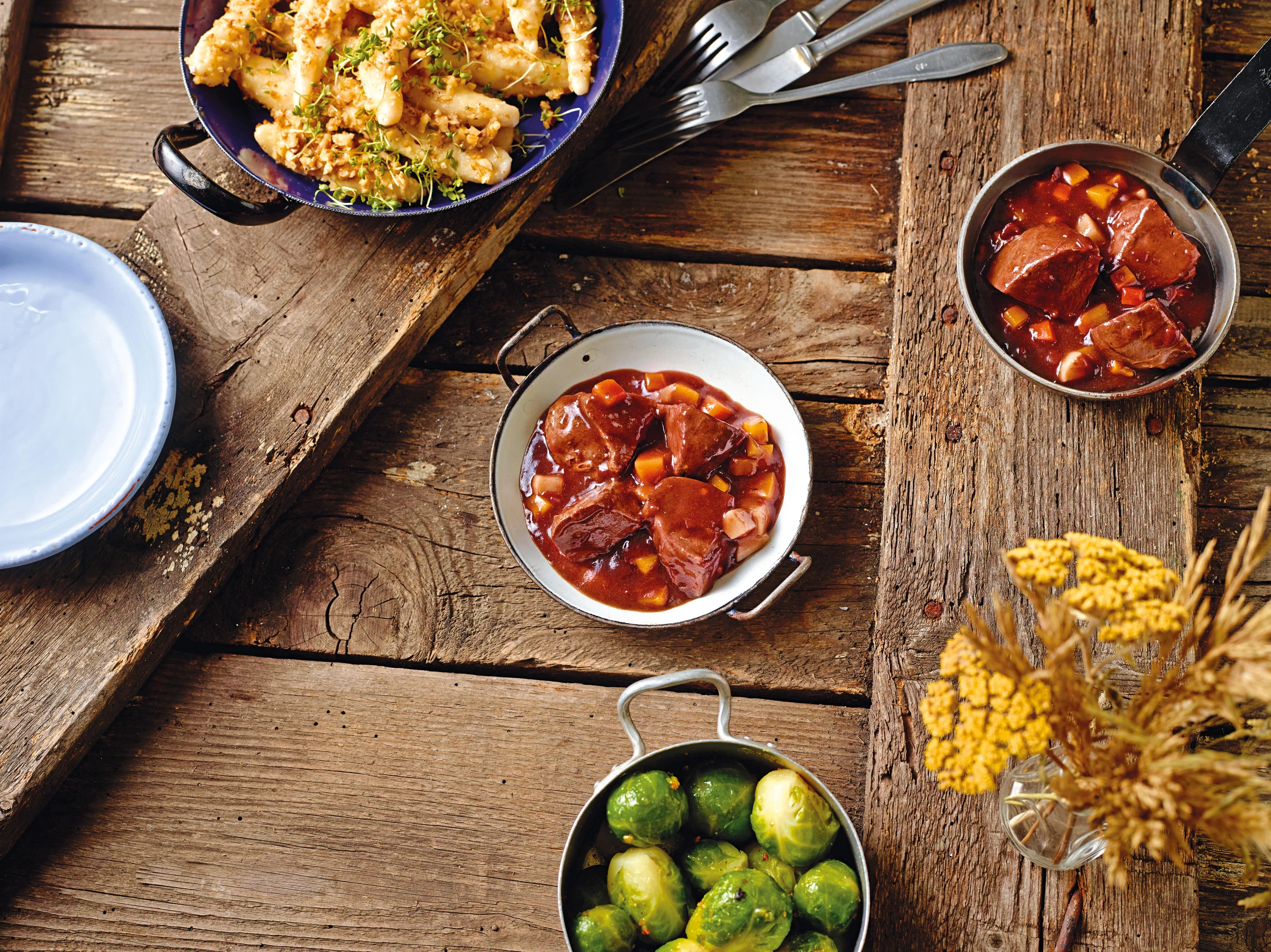 Ganslragout mit Topfen-Nussnudeln und Kohlsprossen