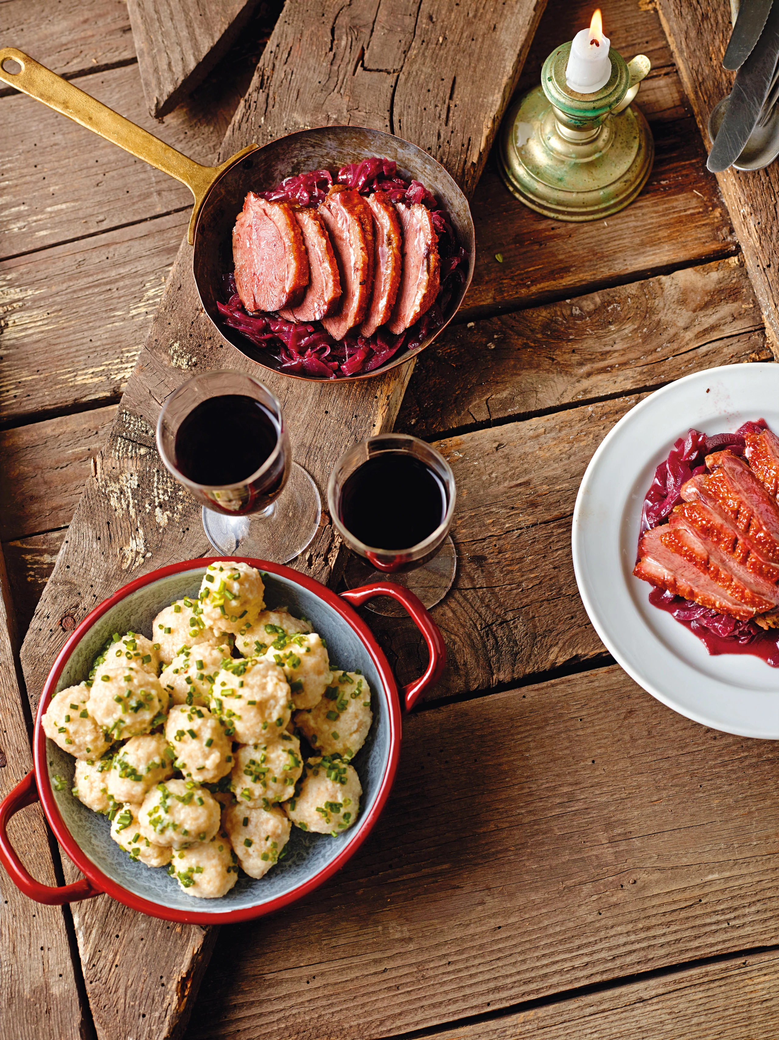 Ganslbrust auf Rotweinzwiebeln und Ricotta-Zimtknöderln
