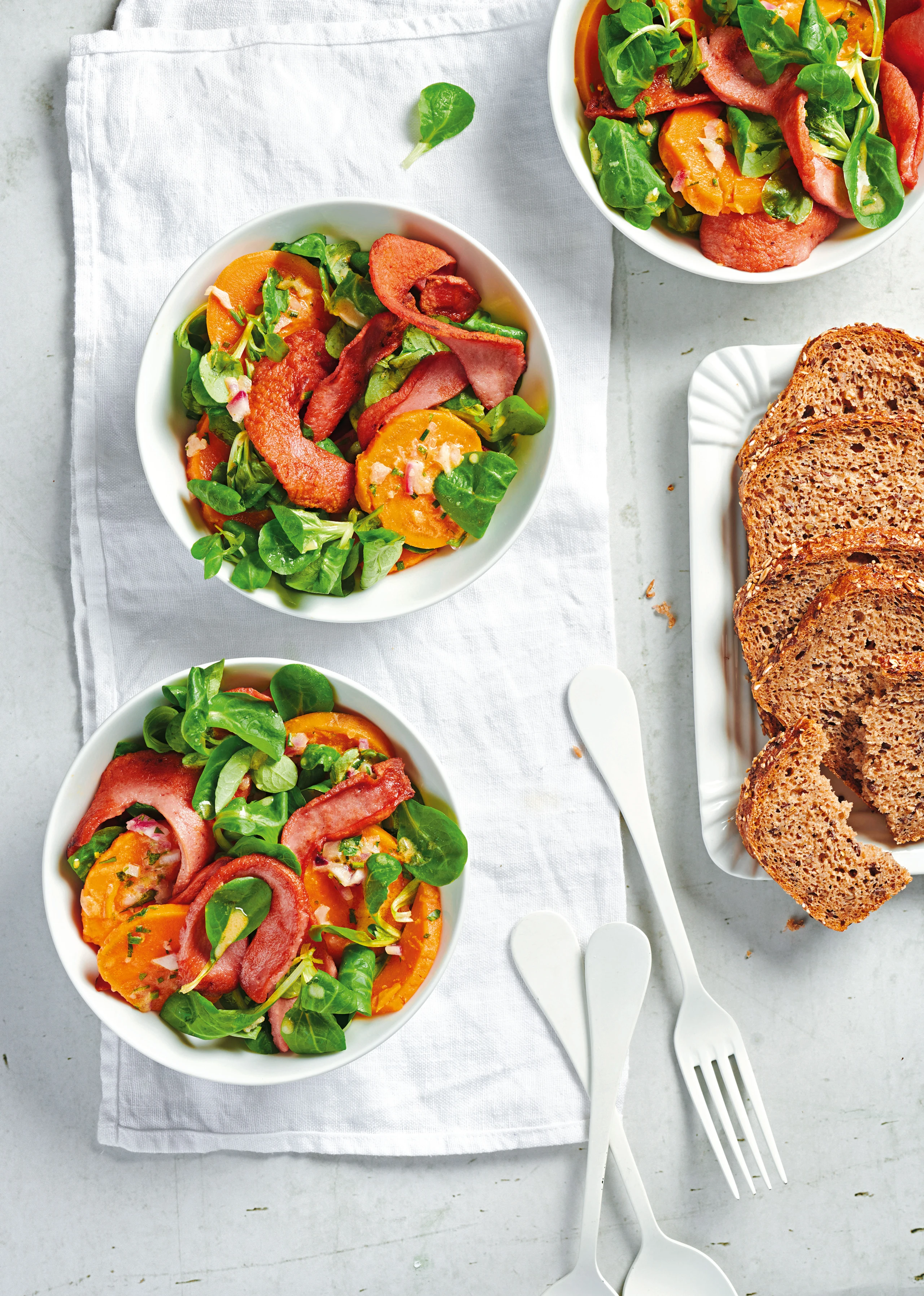 Knusprige Knackwurst auf Süßkartoffel-Vogerlsalat