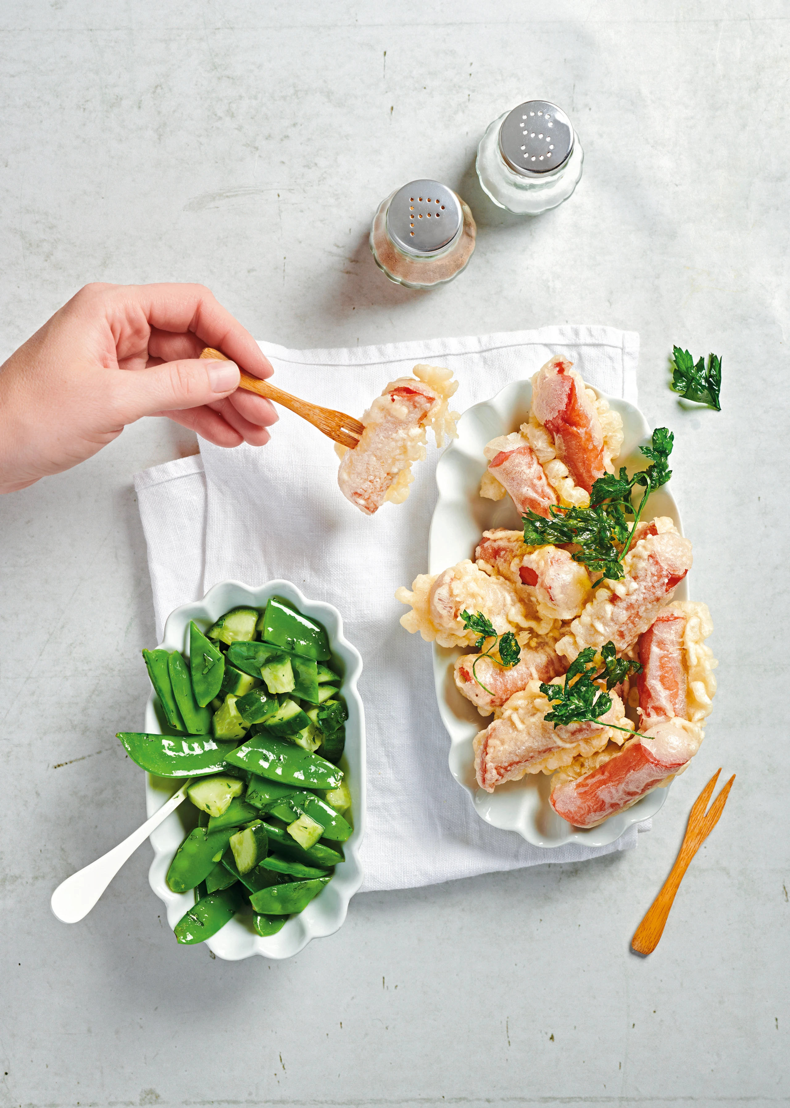 Würstel im Tempurateig mit Zuckerschoten-Gurkensalat
