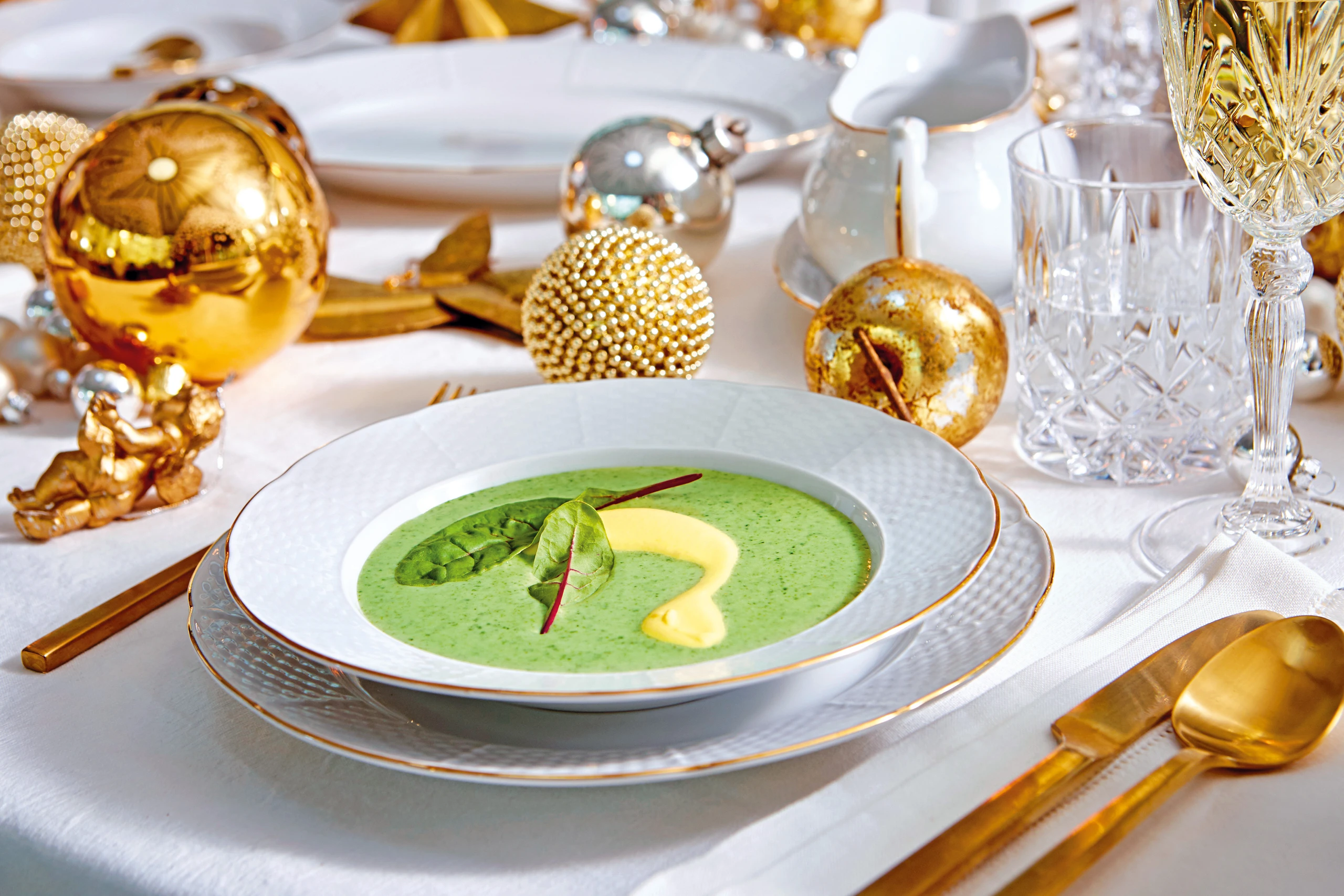 Mangoldsuppe mit Safranobers und rotem Mangold