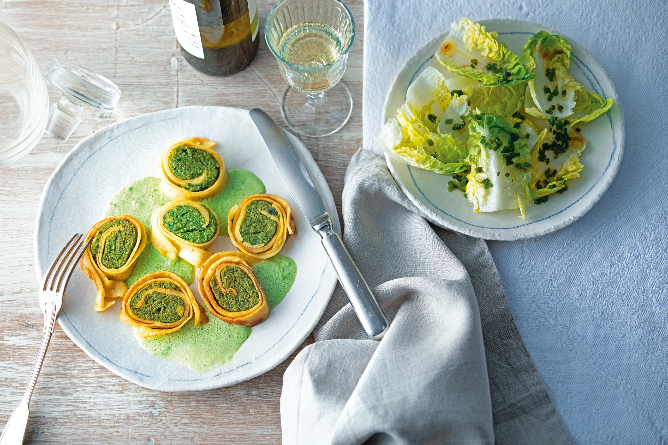 Palatschinken-Roulade mit Spinatpolenta und Erbsensauce