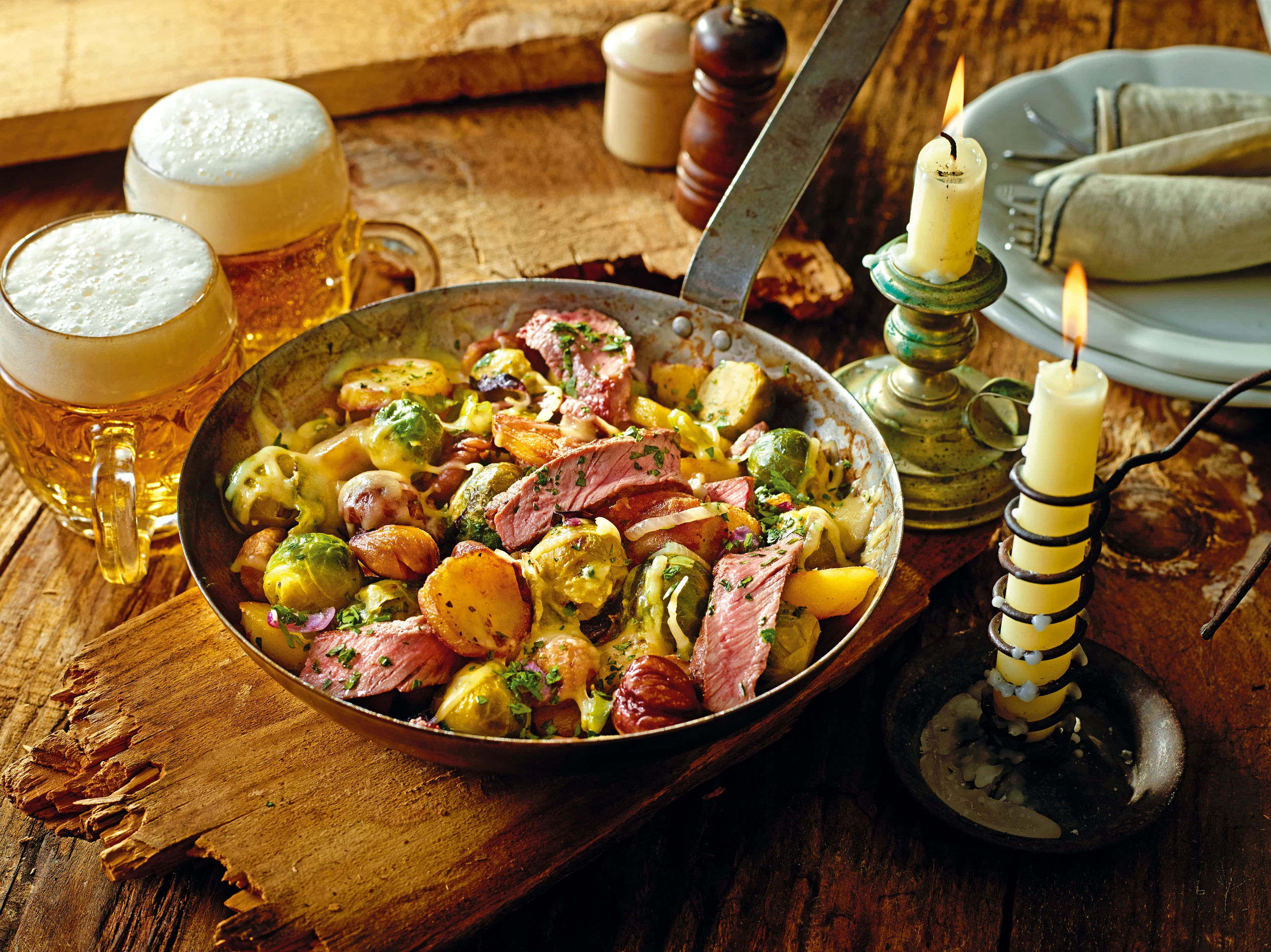 Erdäpfel-Gröstl mit Rindfleisch, Kohlsprossen und Maroni