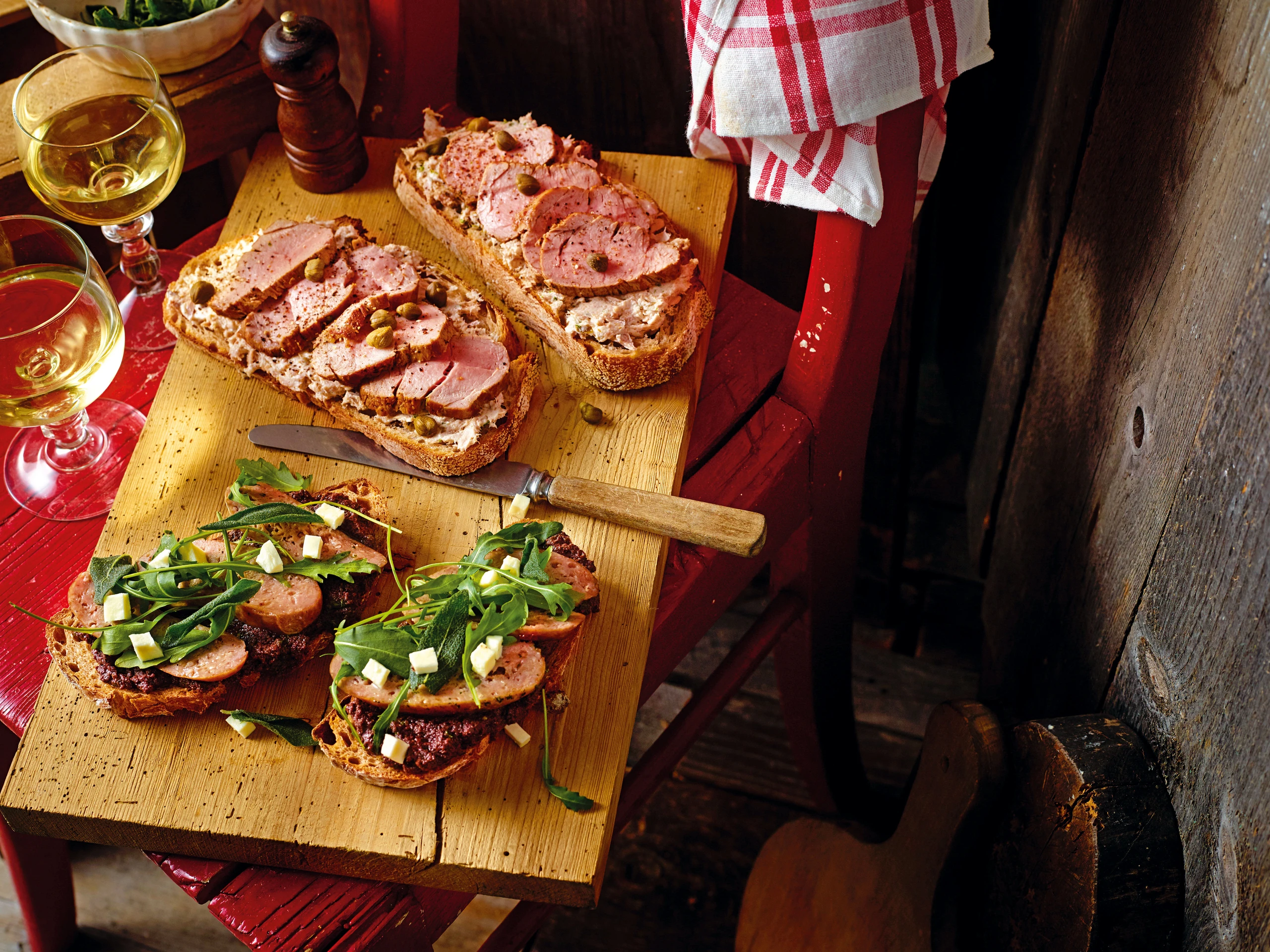Brot mit Olivenpesto, Salsiccia, Mozzarella und Rucola