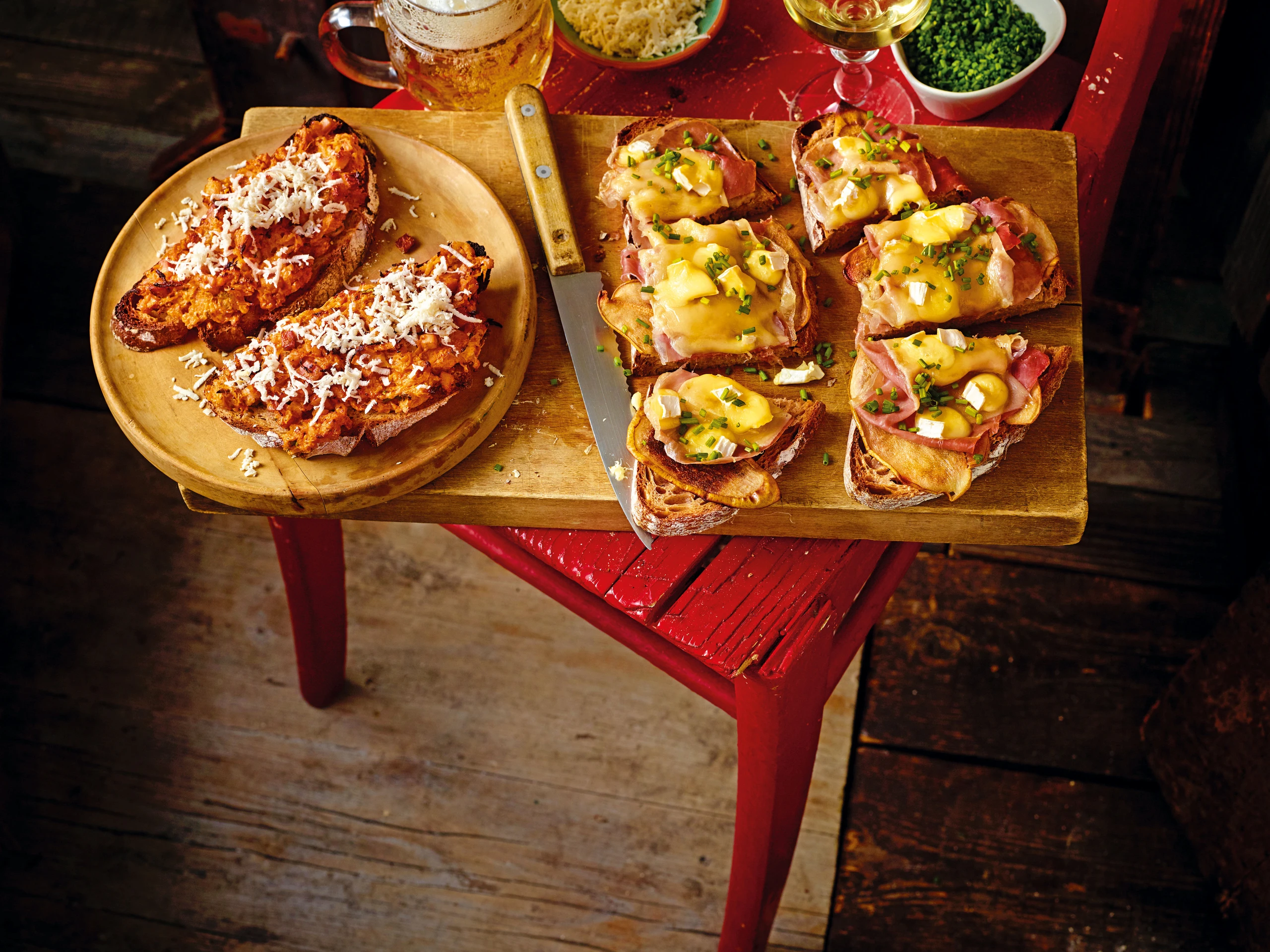 Brot mit Käse, Birnen und Rohschinken