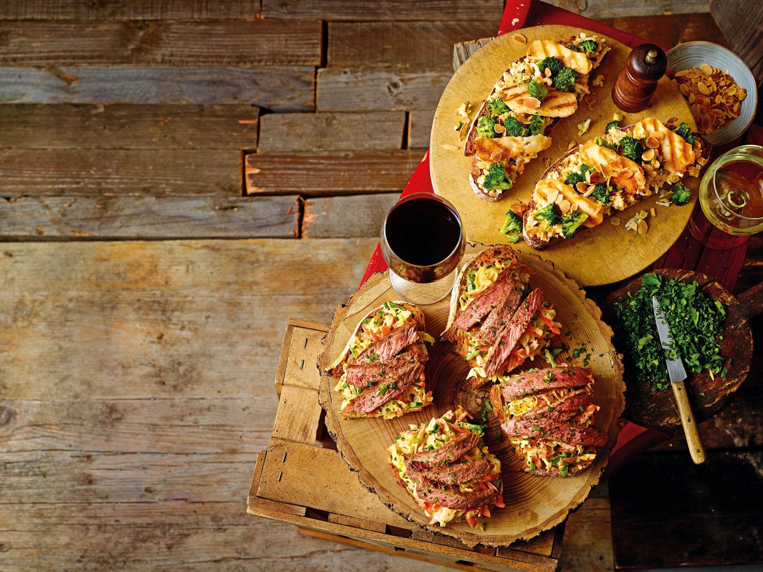 Geröstetes Brot mit Steak und Krautsalat
