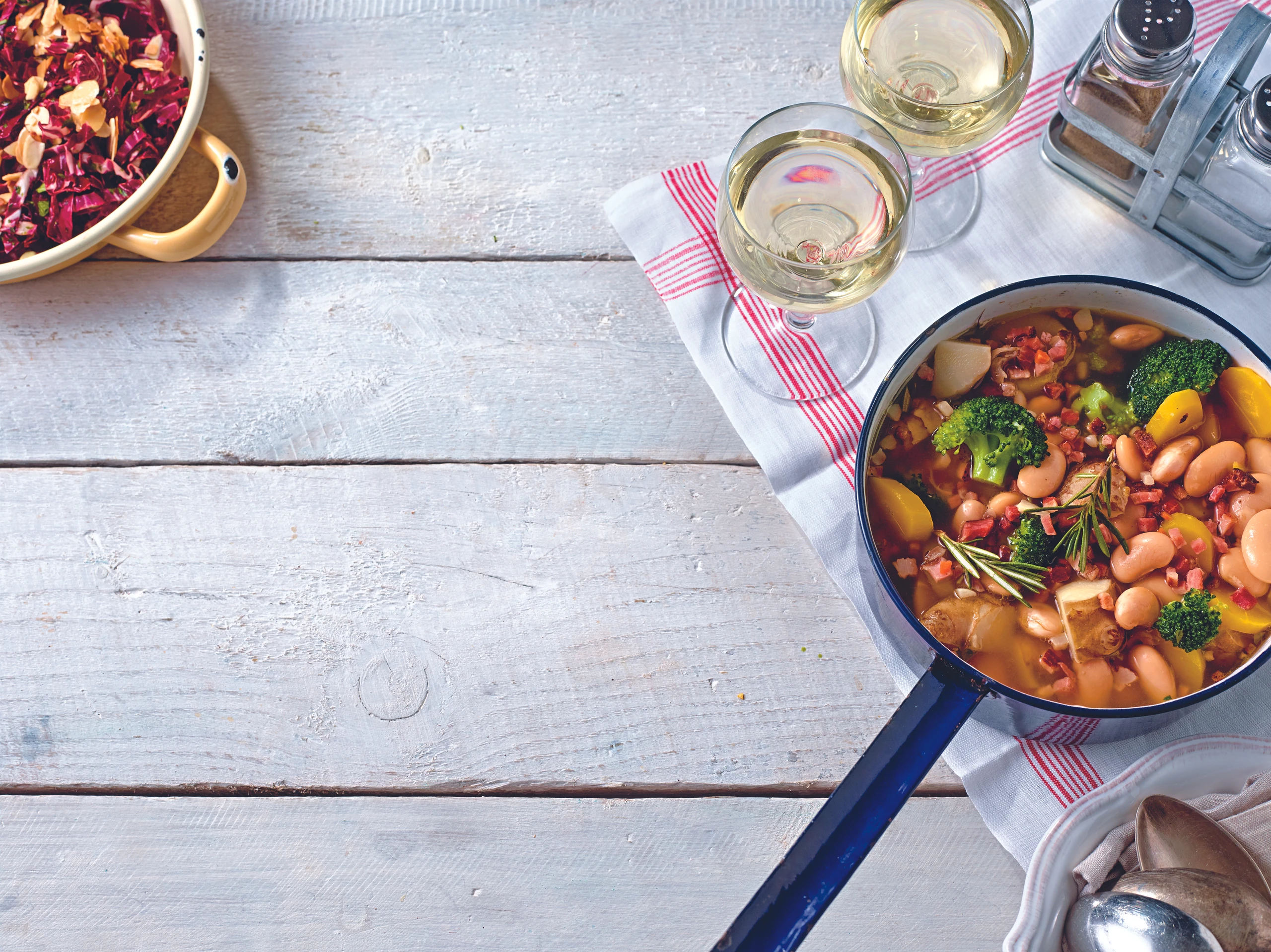 Topinambur-Bohneneintopf mit Speck und Brokkoli