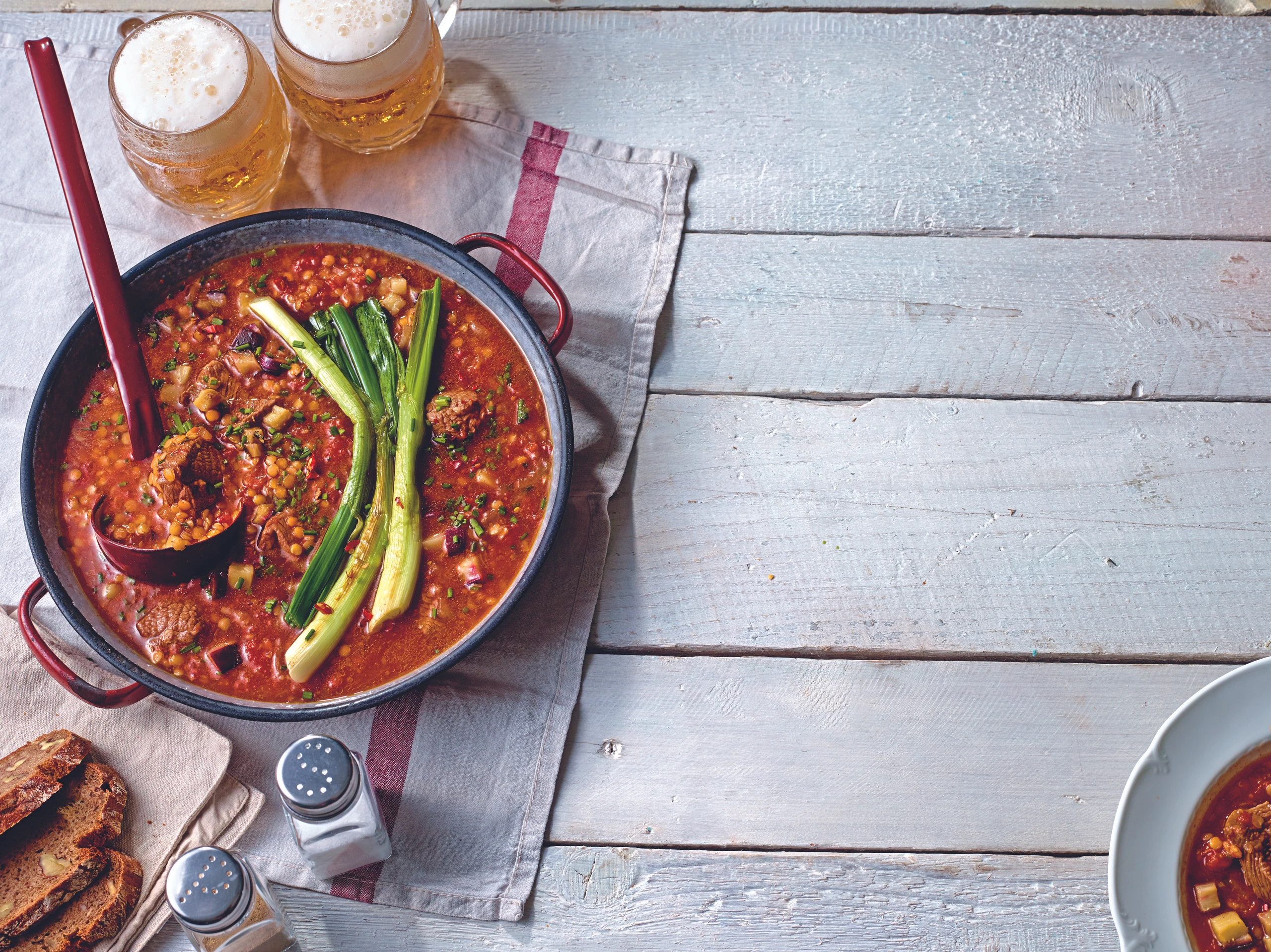 Rindfleisch-Linsen-Eintopf mit Melanzani und Chili