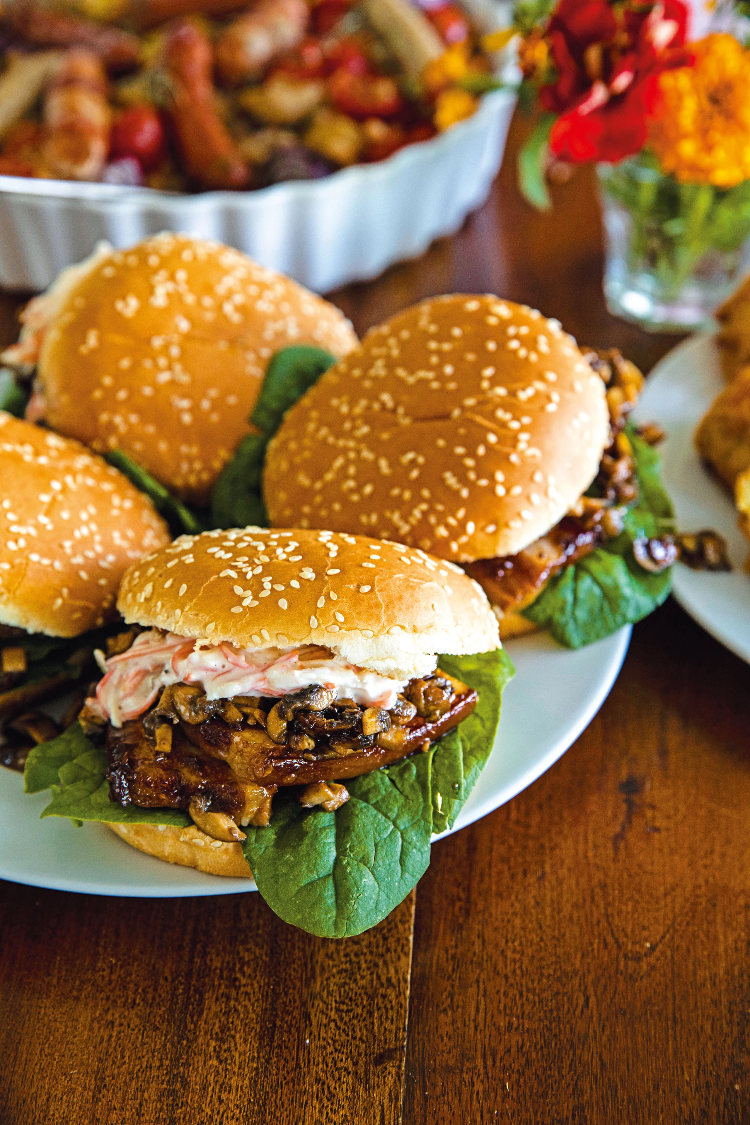 Pork-Belly-Burger mit Coleslaw