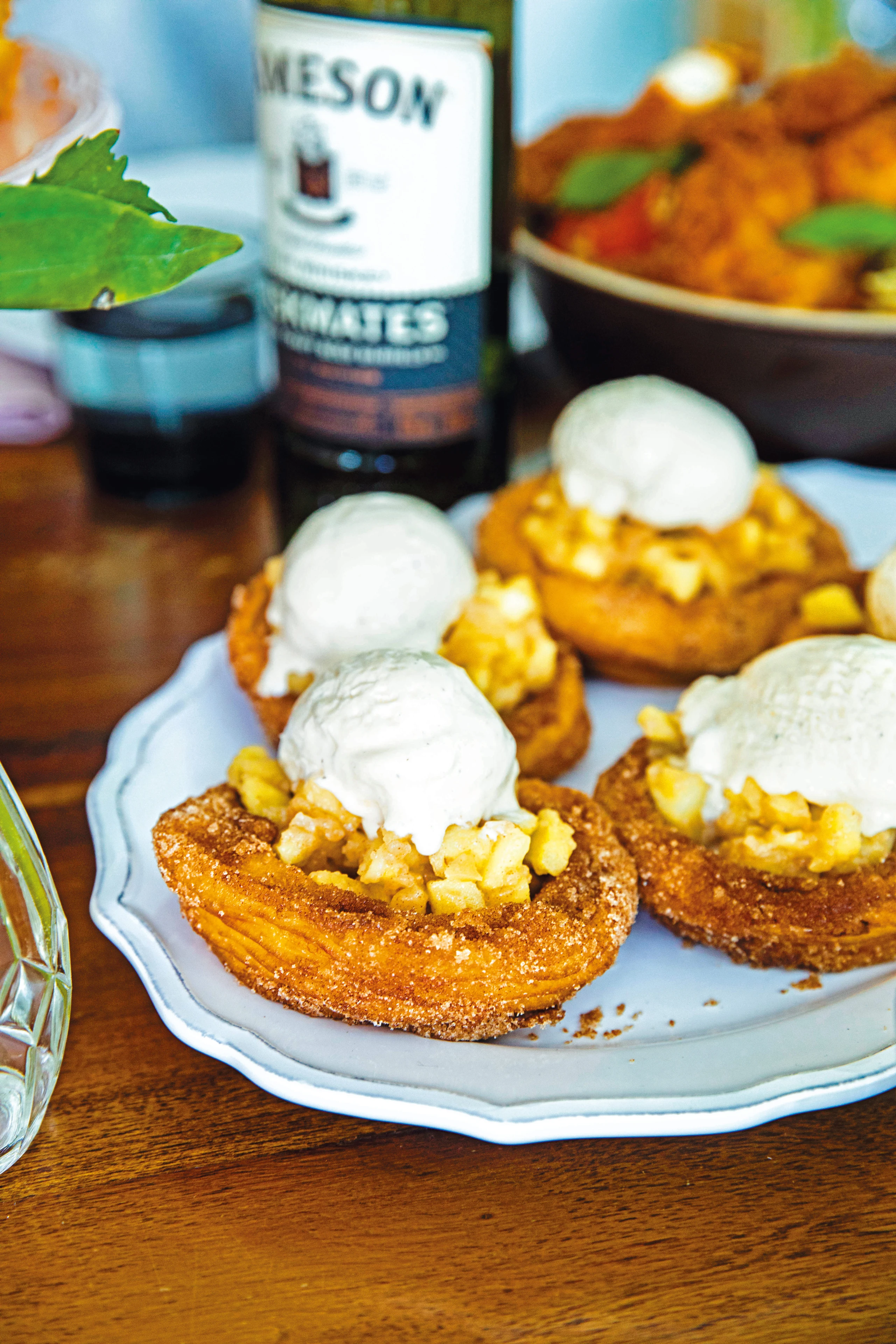 Brandteigschüsserl mit Apfelfülle und Vanilleeis