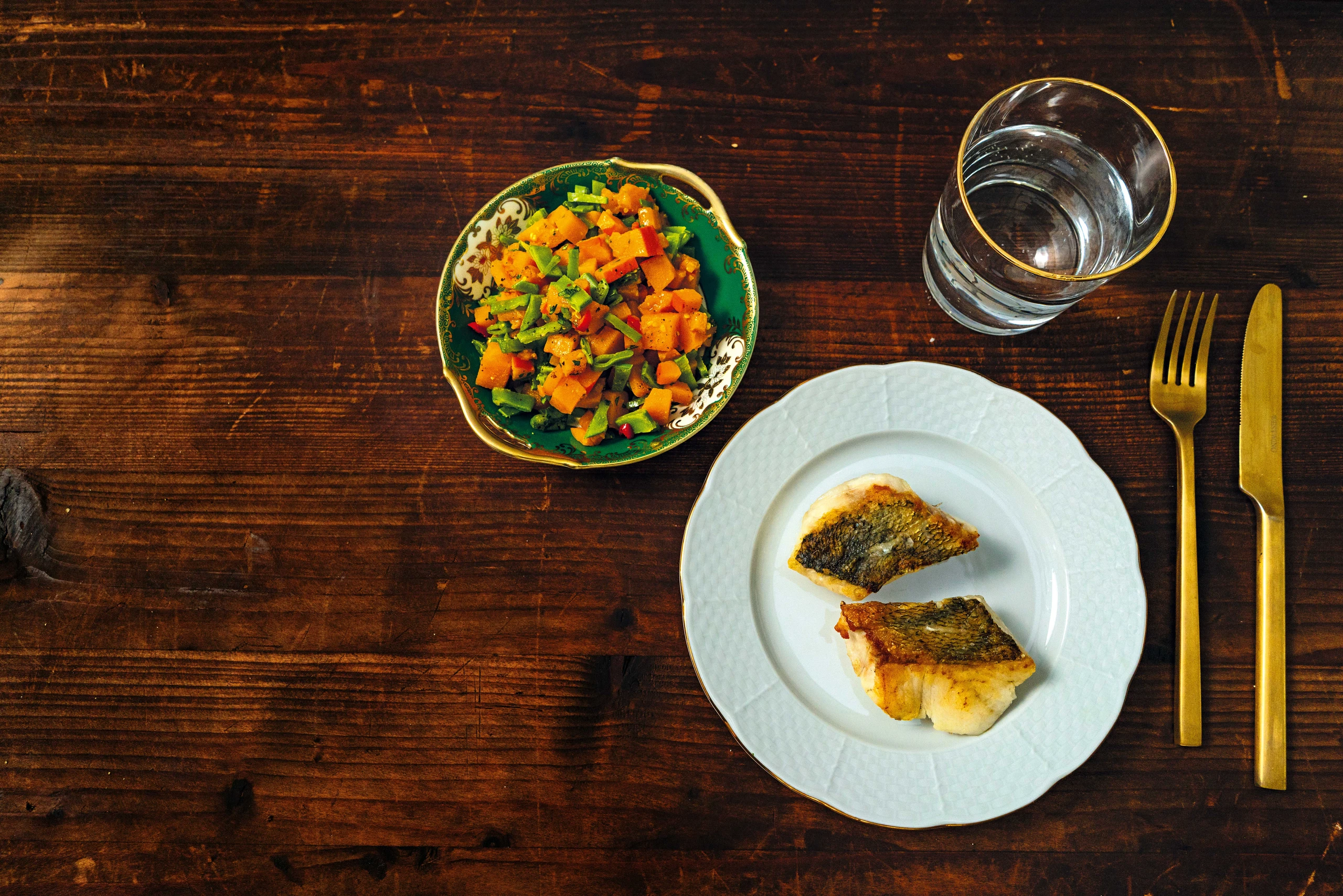 Zanderfilet mit Kürbis, Zuckerschoten und Chili