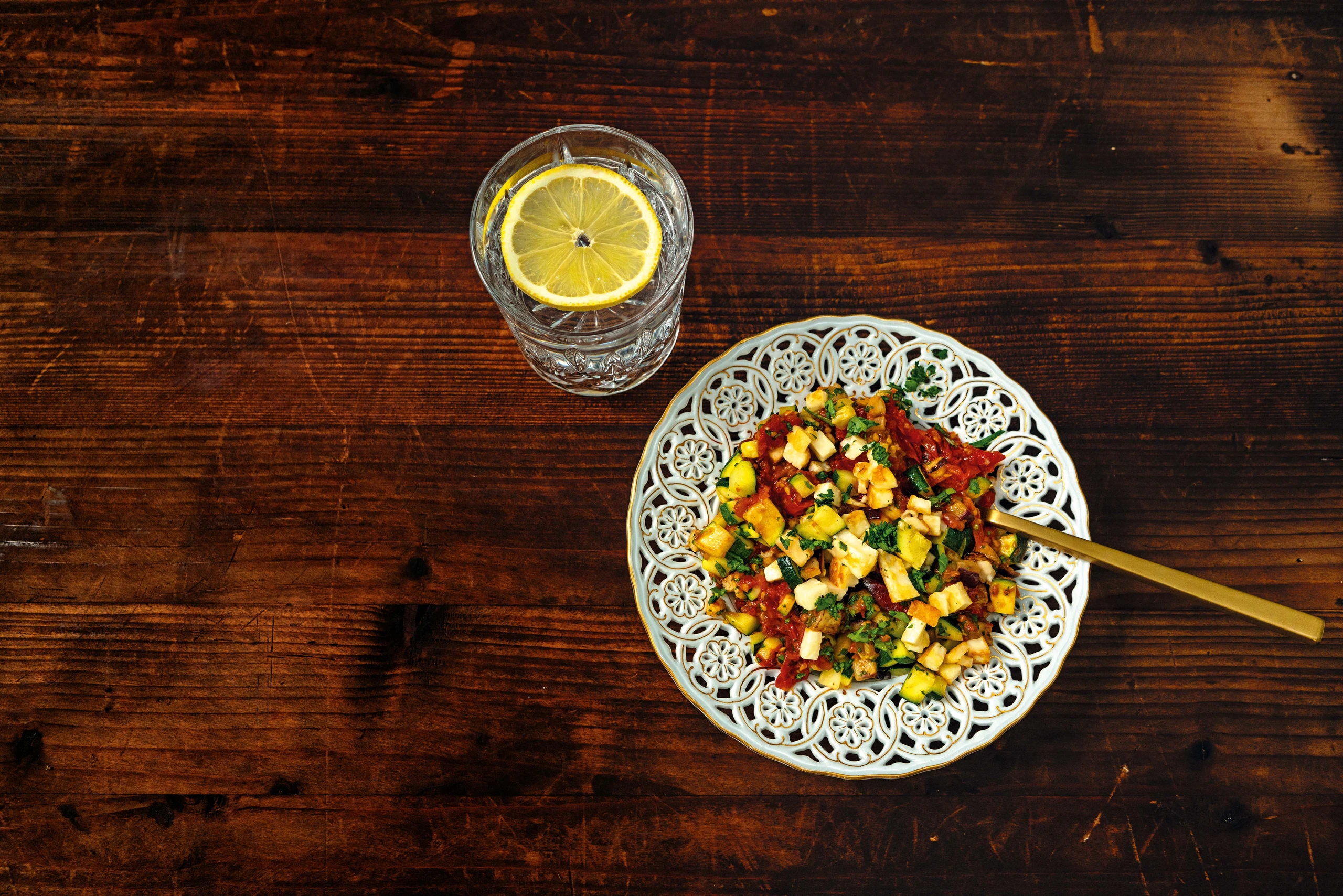 Schmorparadeiser mit Melanzani-Zucchinigemüse und Halloumi
