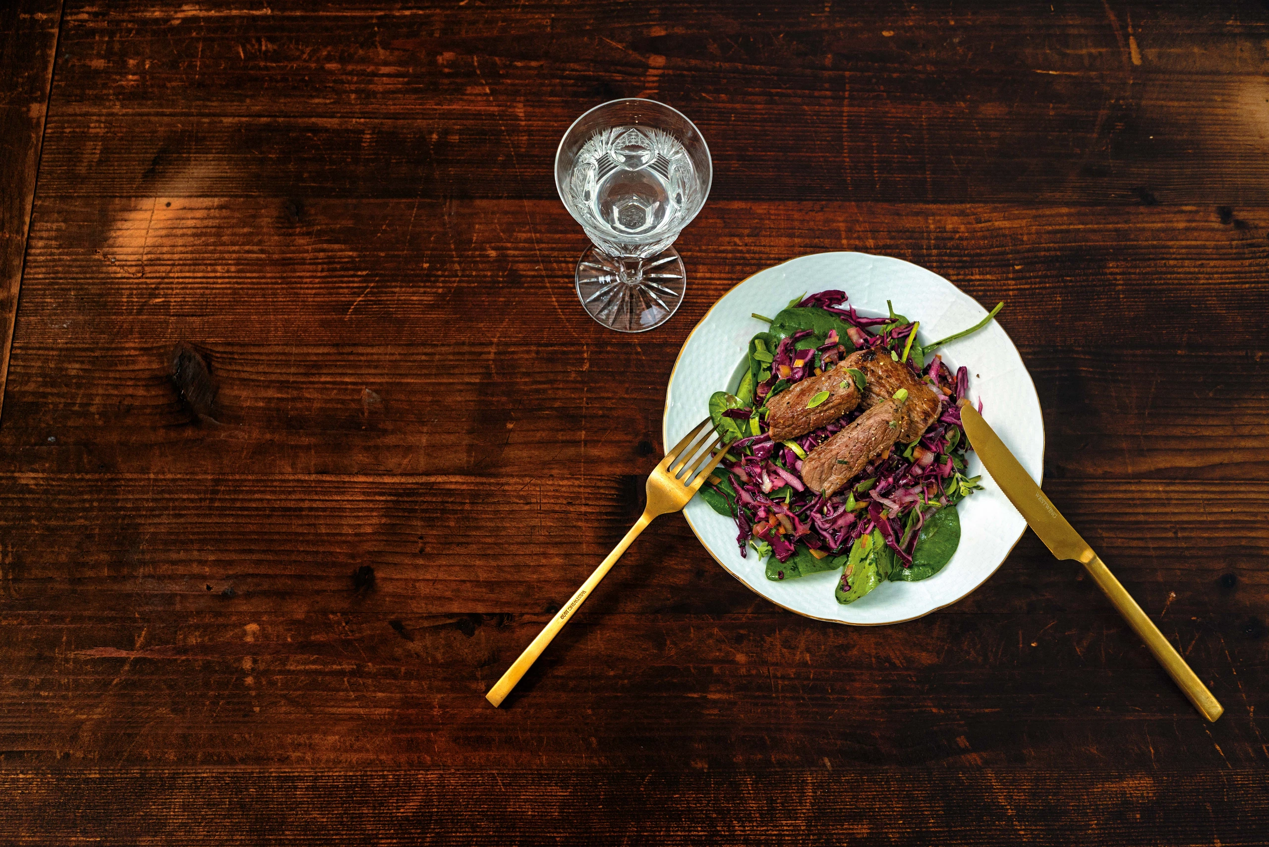 Steak mit Rotkraut-Lauchsalat und Spinat