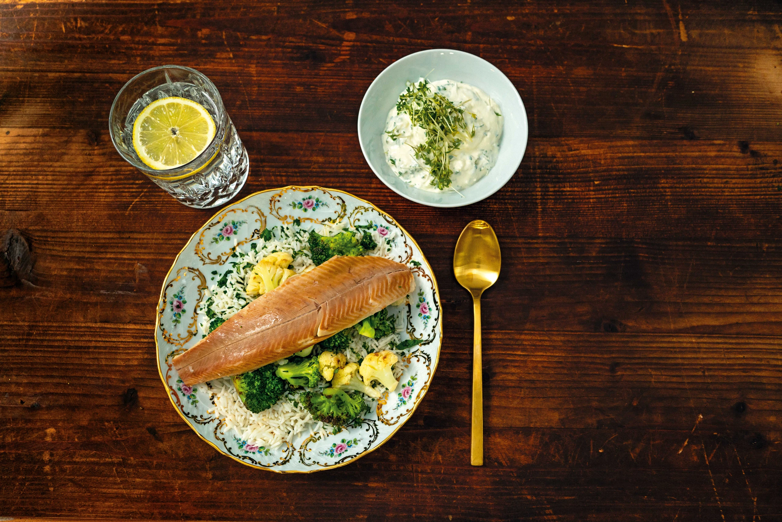 Brokkoli-Karfiolgemüse mit Räucherforelle und Kräuterreis
