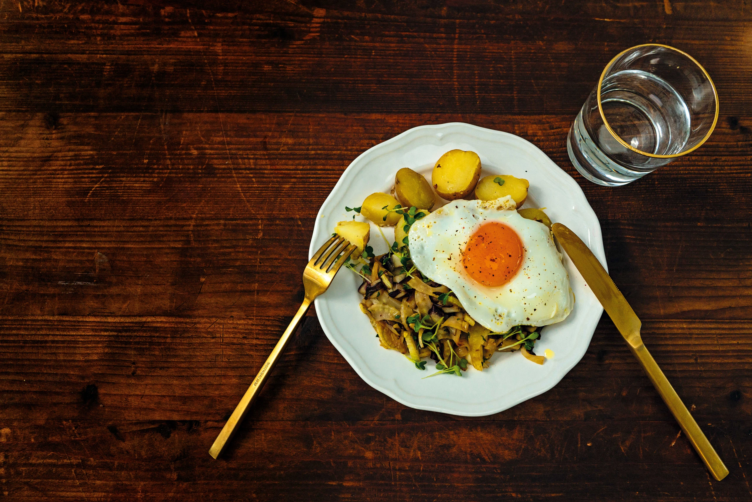 Gekochte Erdäpfel mit Fenchel-Radicchiosalat und Spiegelei