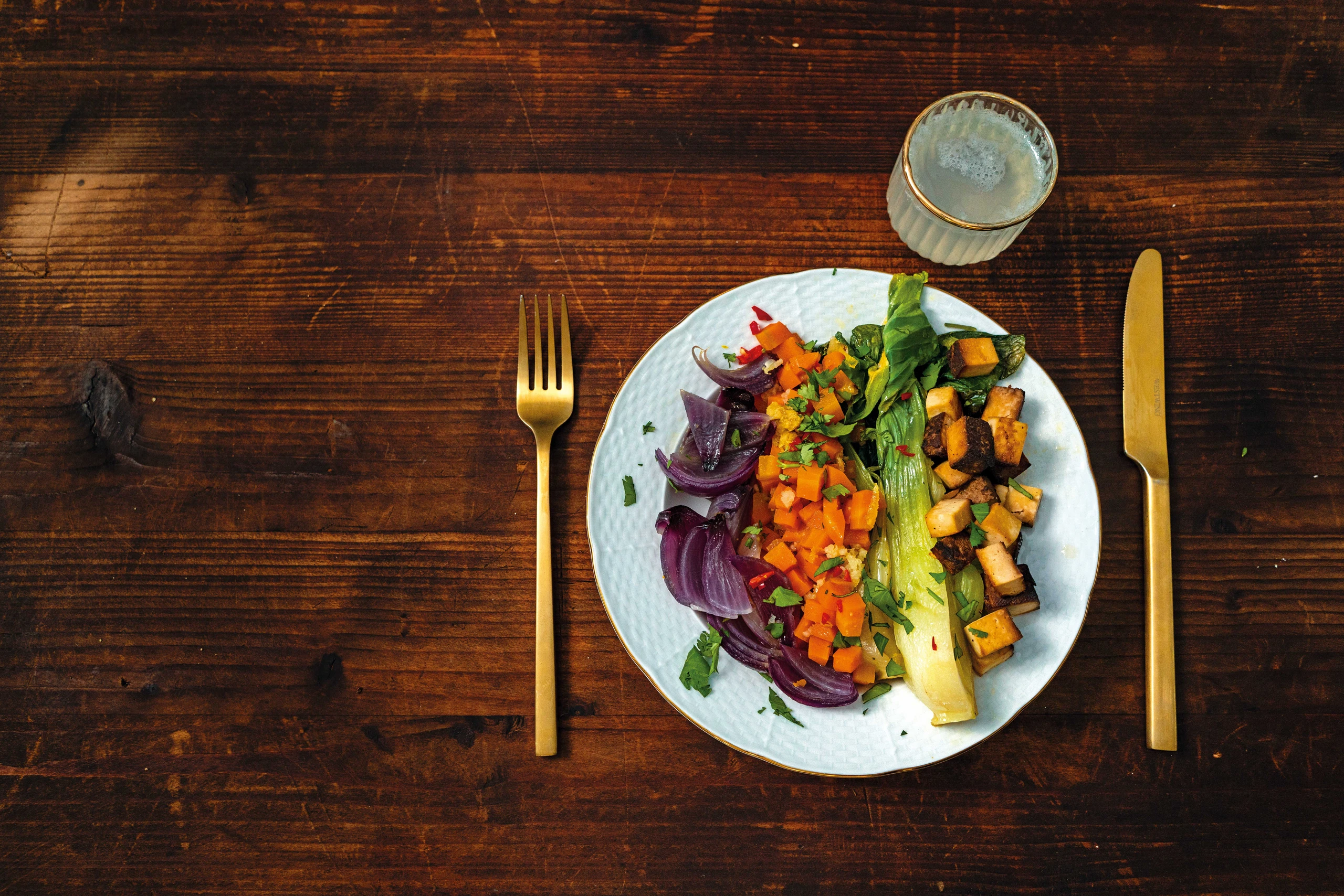 Pak Choi mit Karotten, Tofu, Ingwer und Koriander