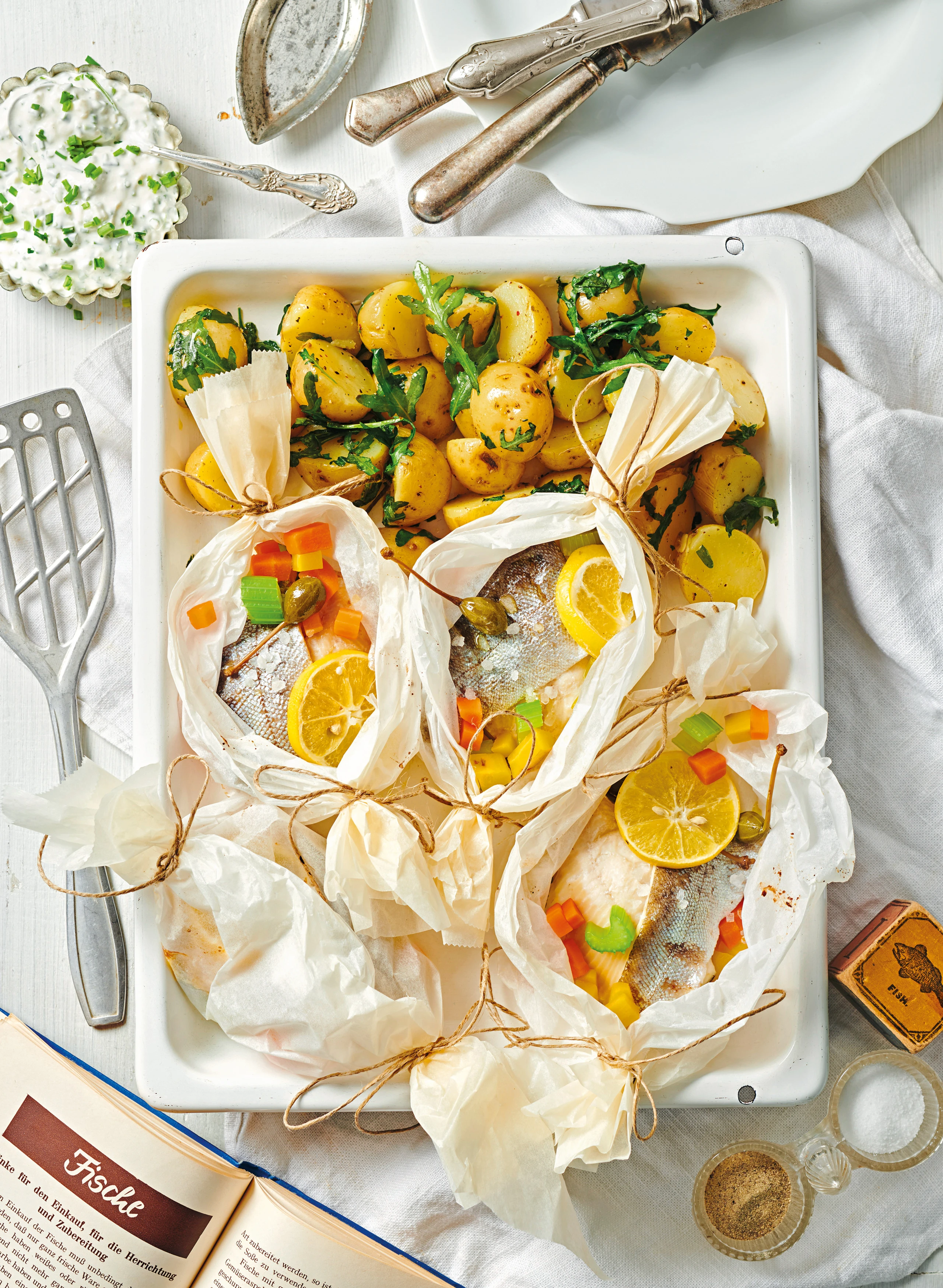 Fischpäckchen mit Krensauce und Rucola-Erdäpfeln