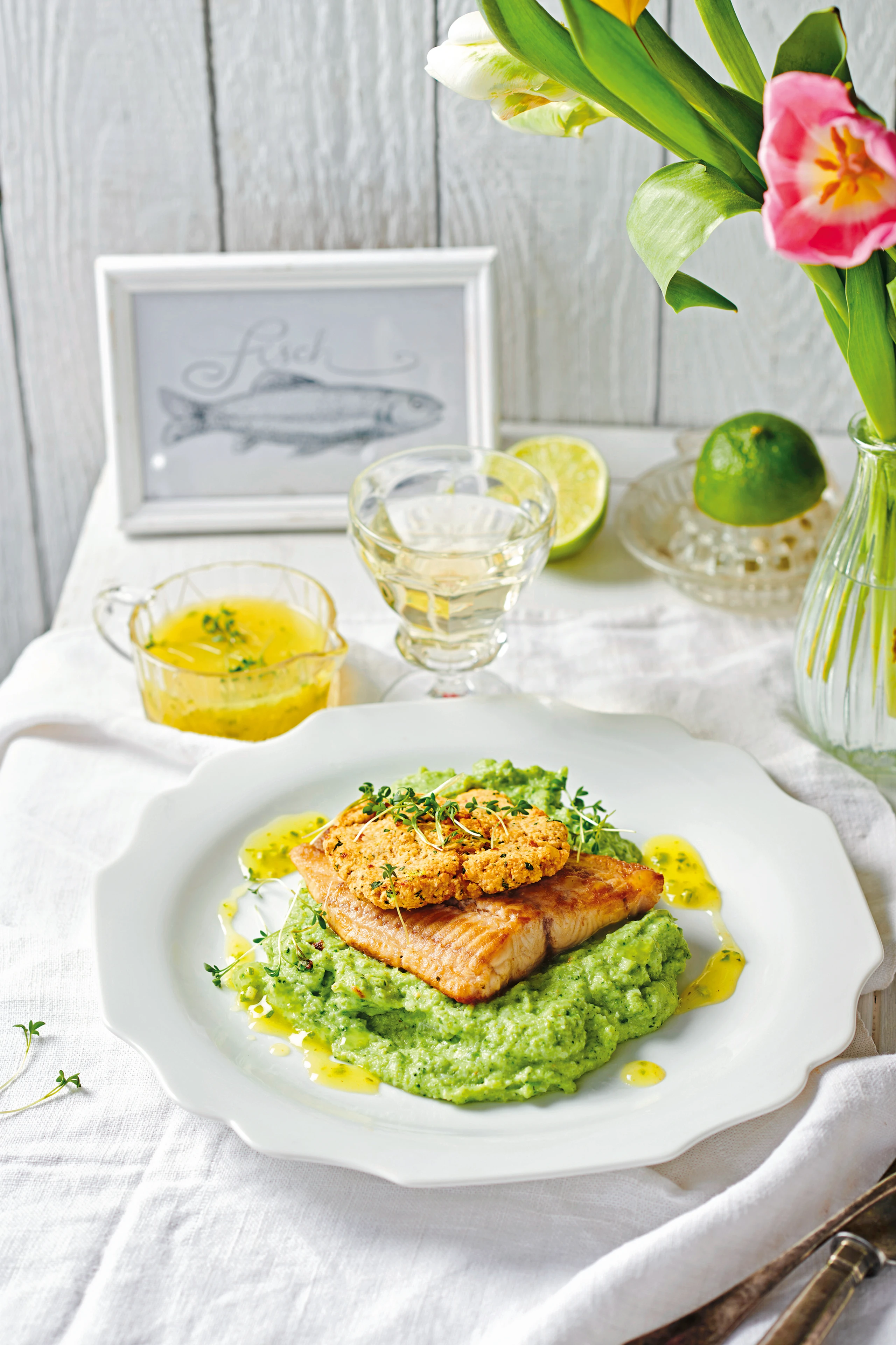 Welsfilet mit Räucherlachskruste und Brokkolipüree