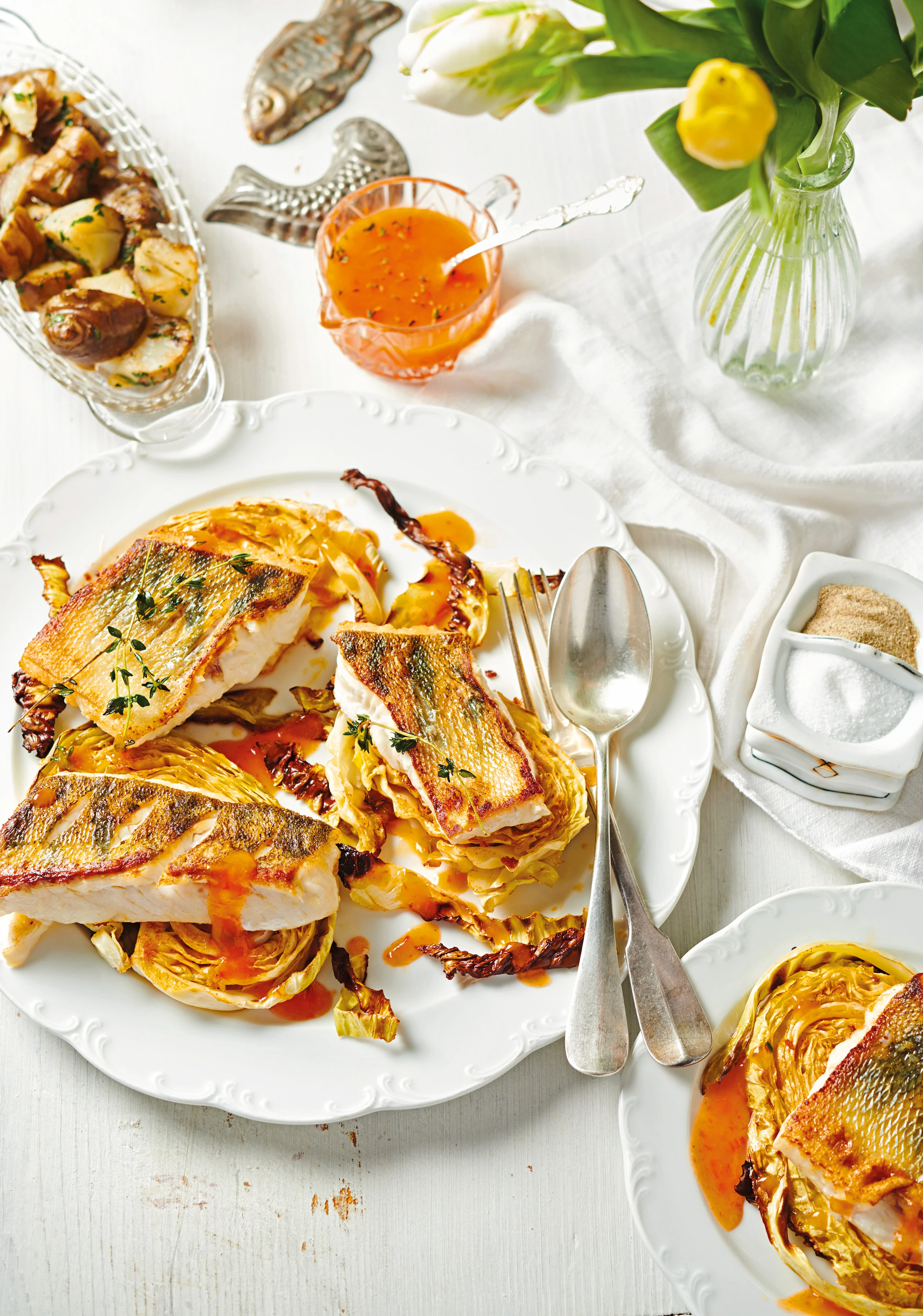 Zanderfilet auf gebratenem Kraut mit Paprikafond und Topinambur