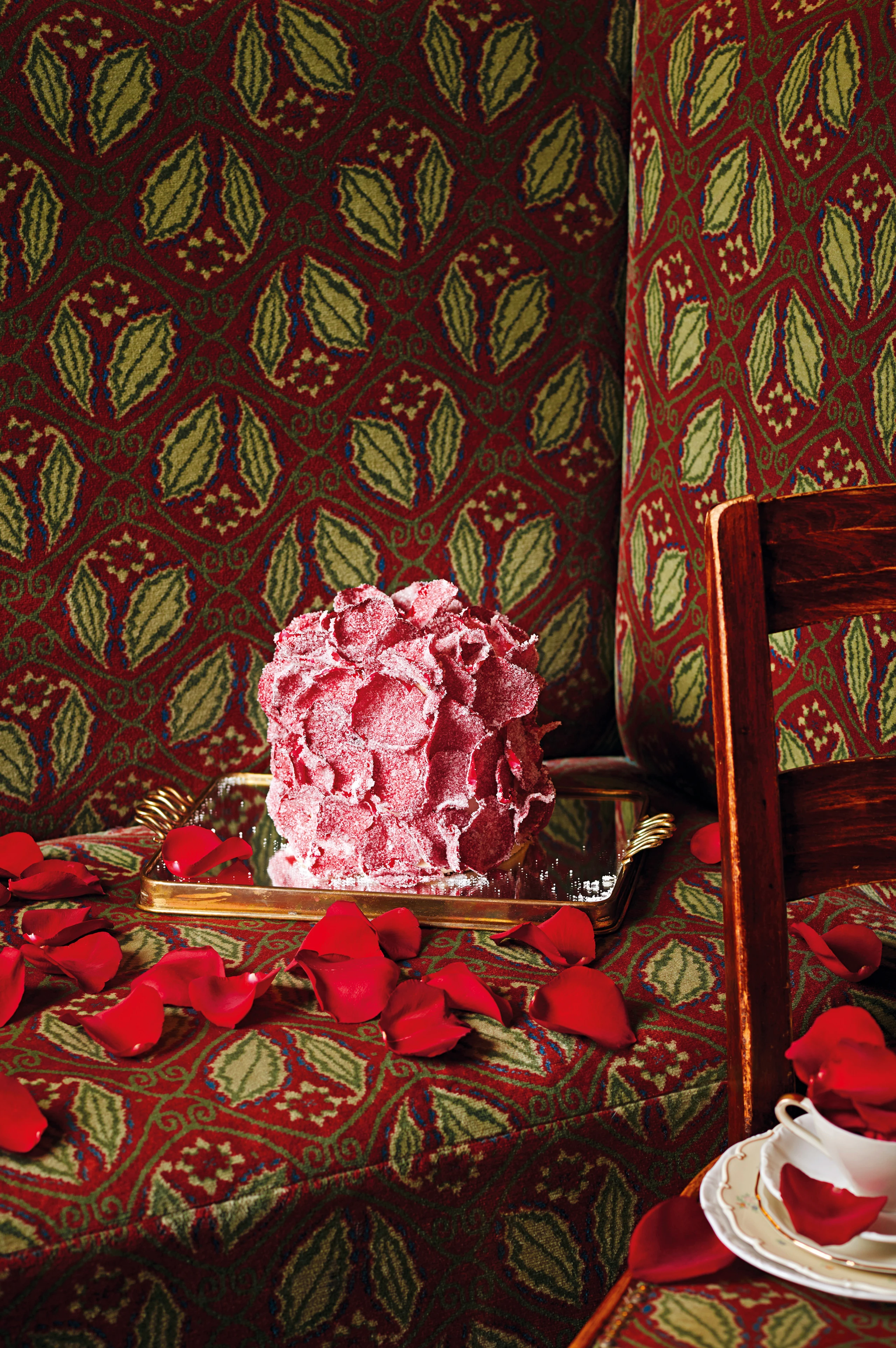 Schokocreme-Torte mit Rosenblüten